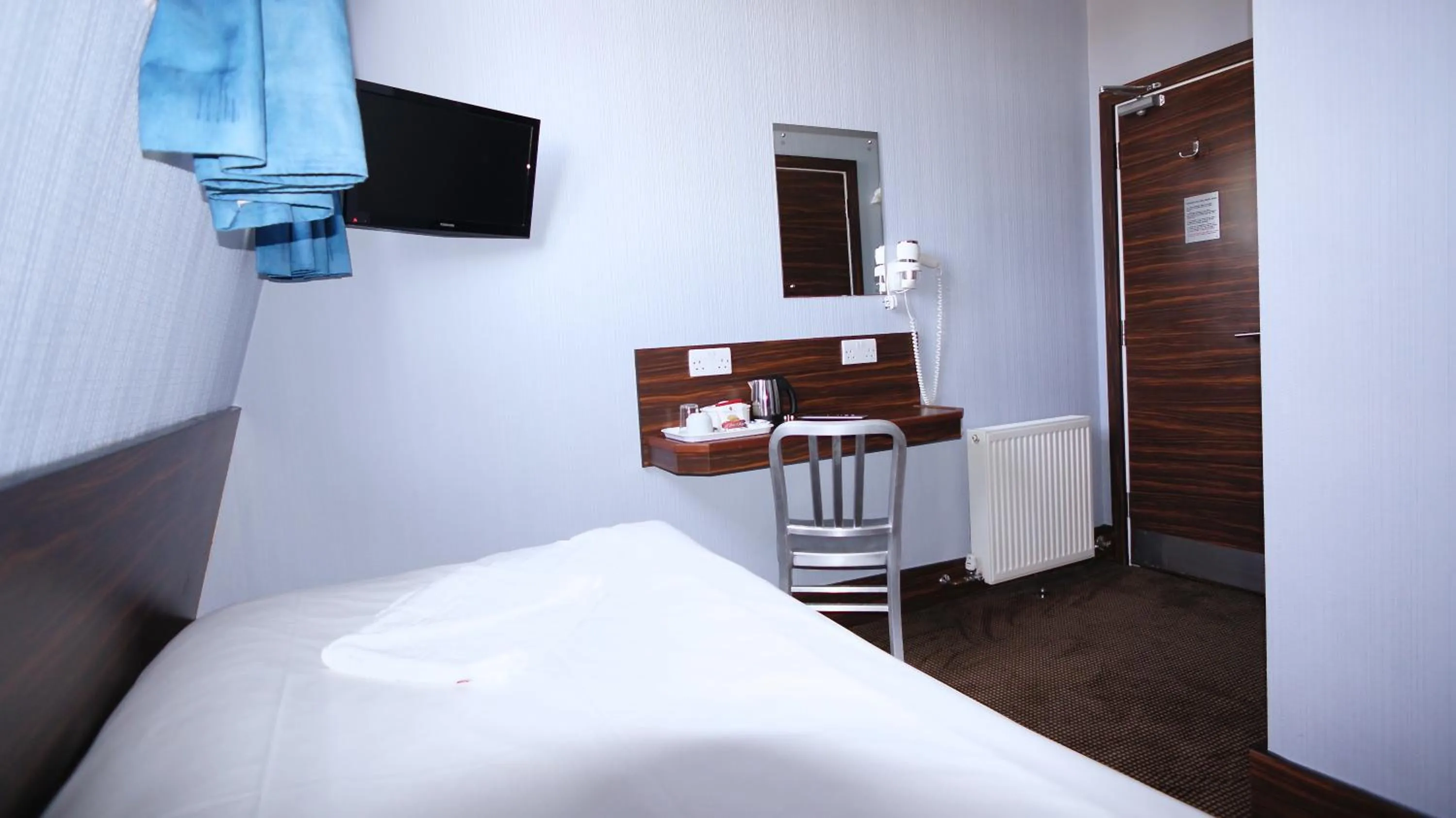 Bedroom, Bed in Crestfield Hotel