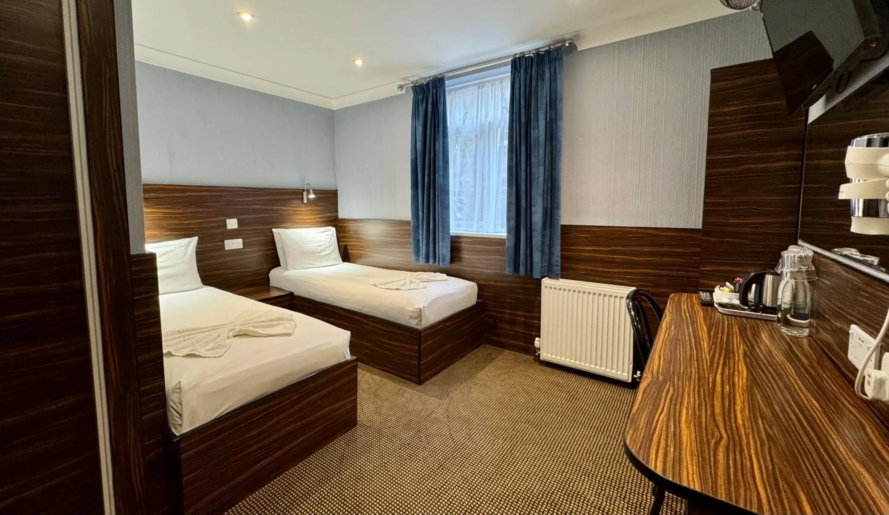 Photo of the whole room, Bed in Crestfield Hotel