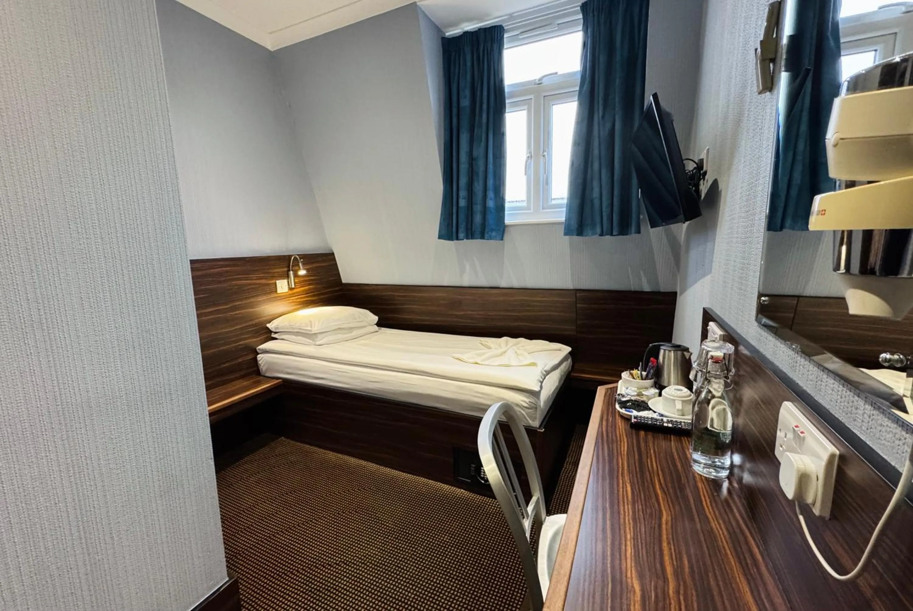 Photo of the whole room, Bed in Crestfield Hotel