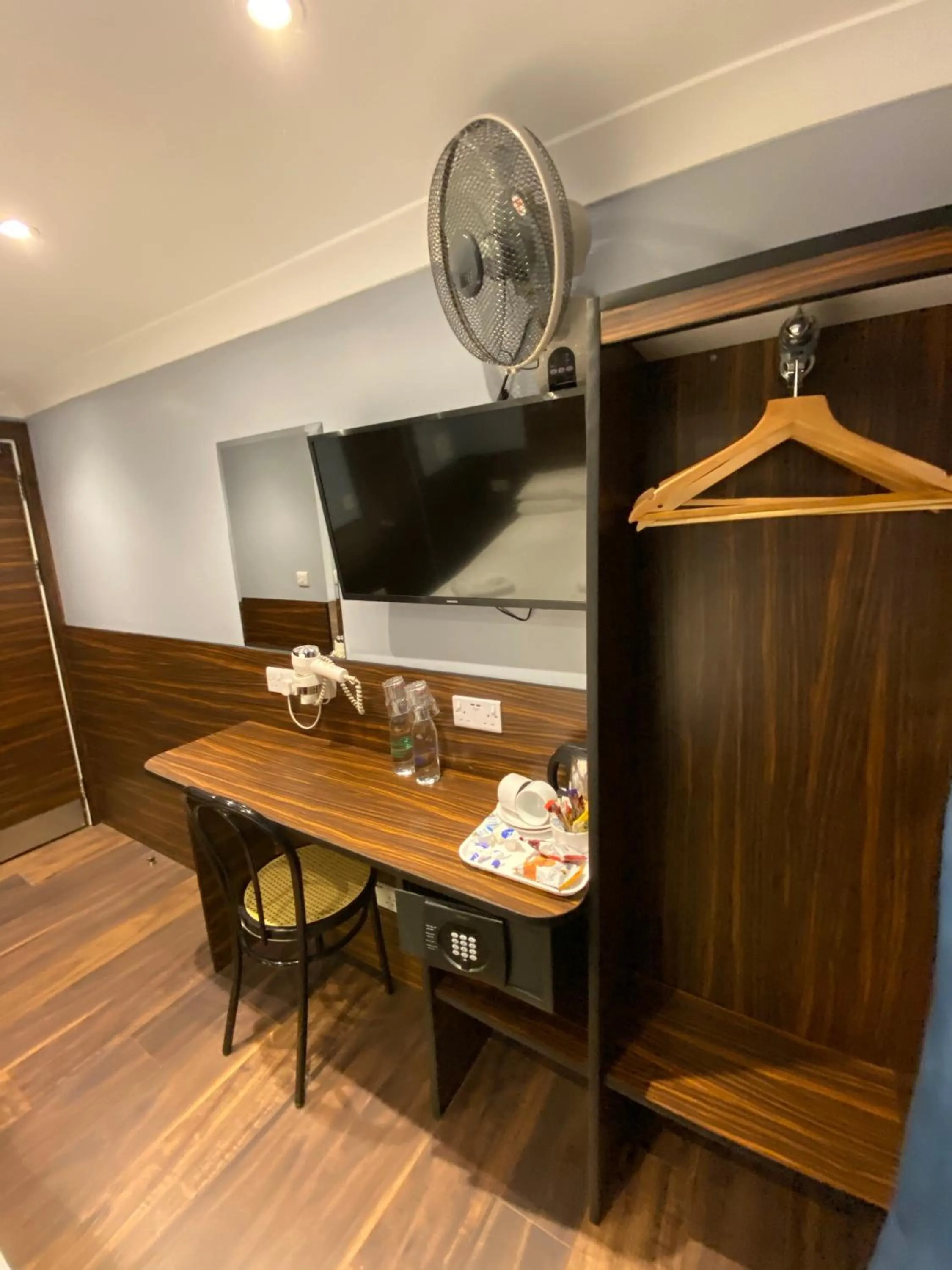 TV and multimedia in Crestfield Hotel