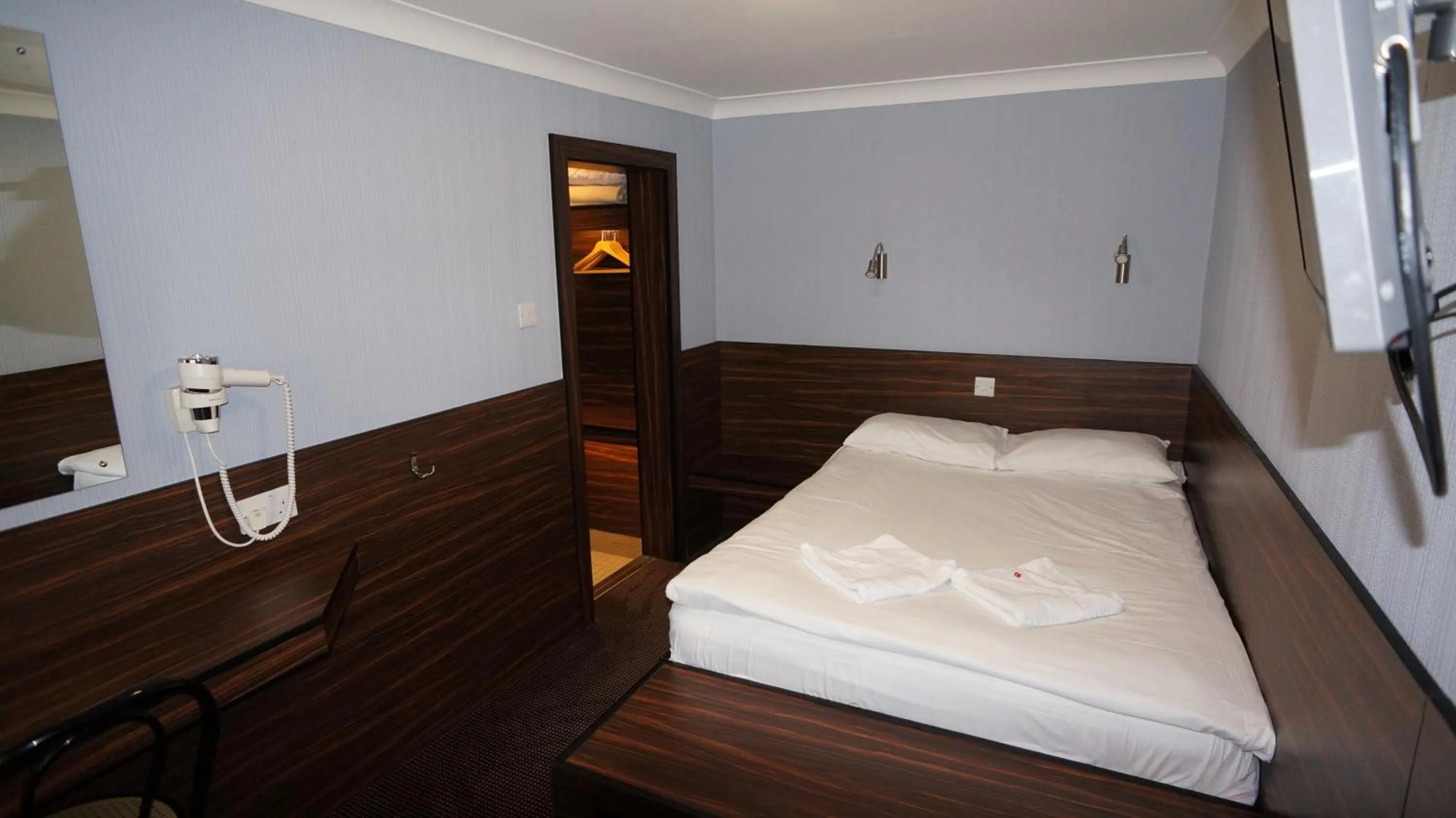 Bed in Crestfield Hotel