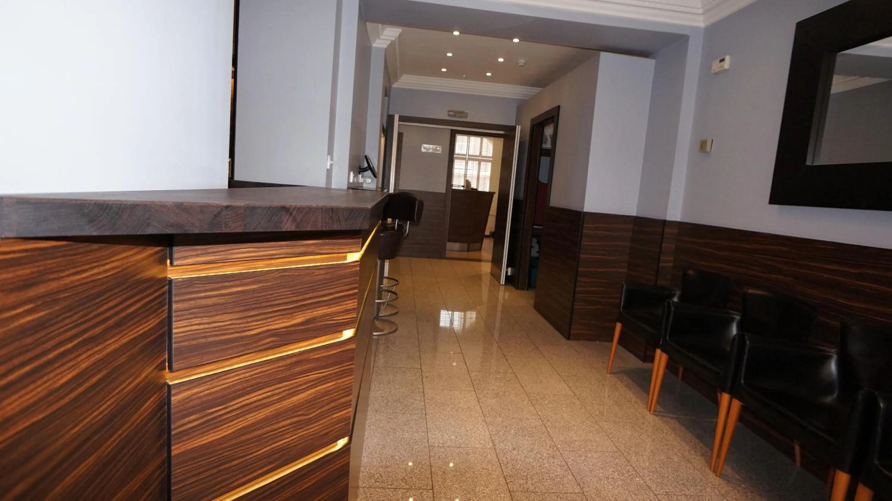 Lounge or bar in Crestfield Hotel