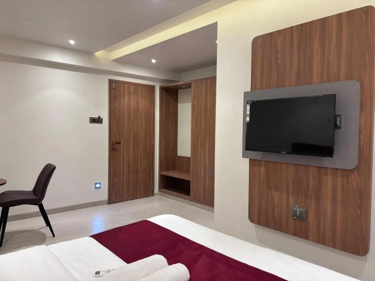 Communal lounge/ TV room, Bed in Sai Ram Regency