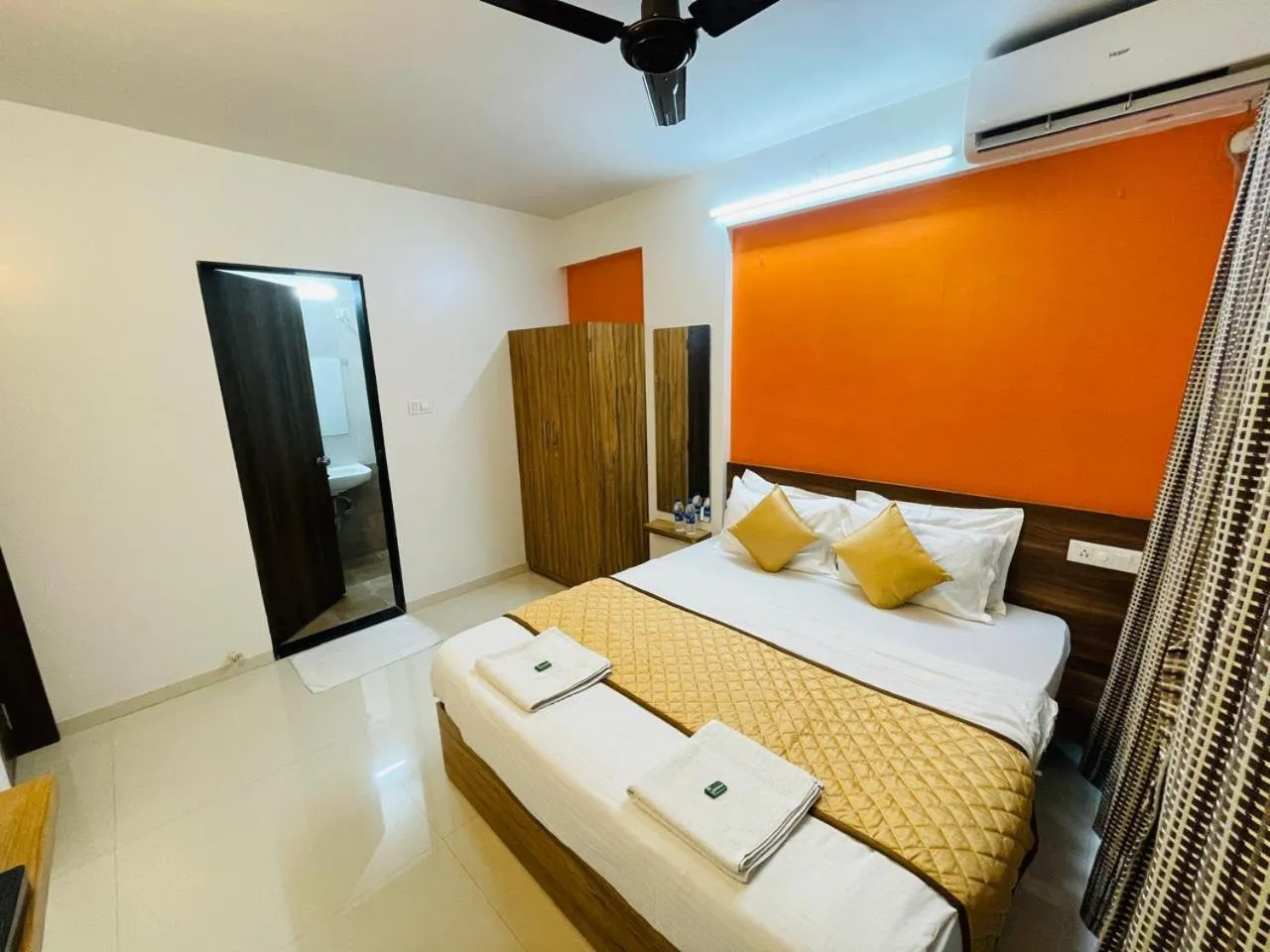 Bedroom, Bed in Habitat Inn