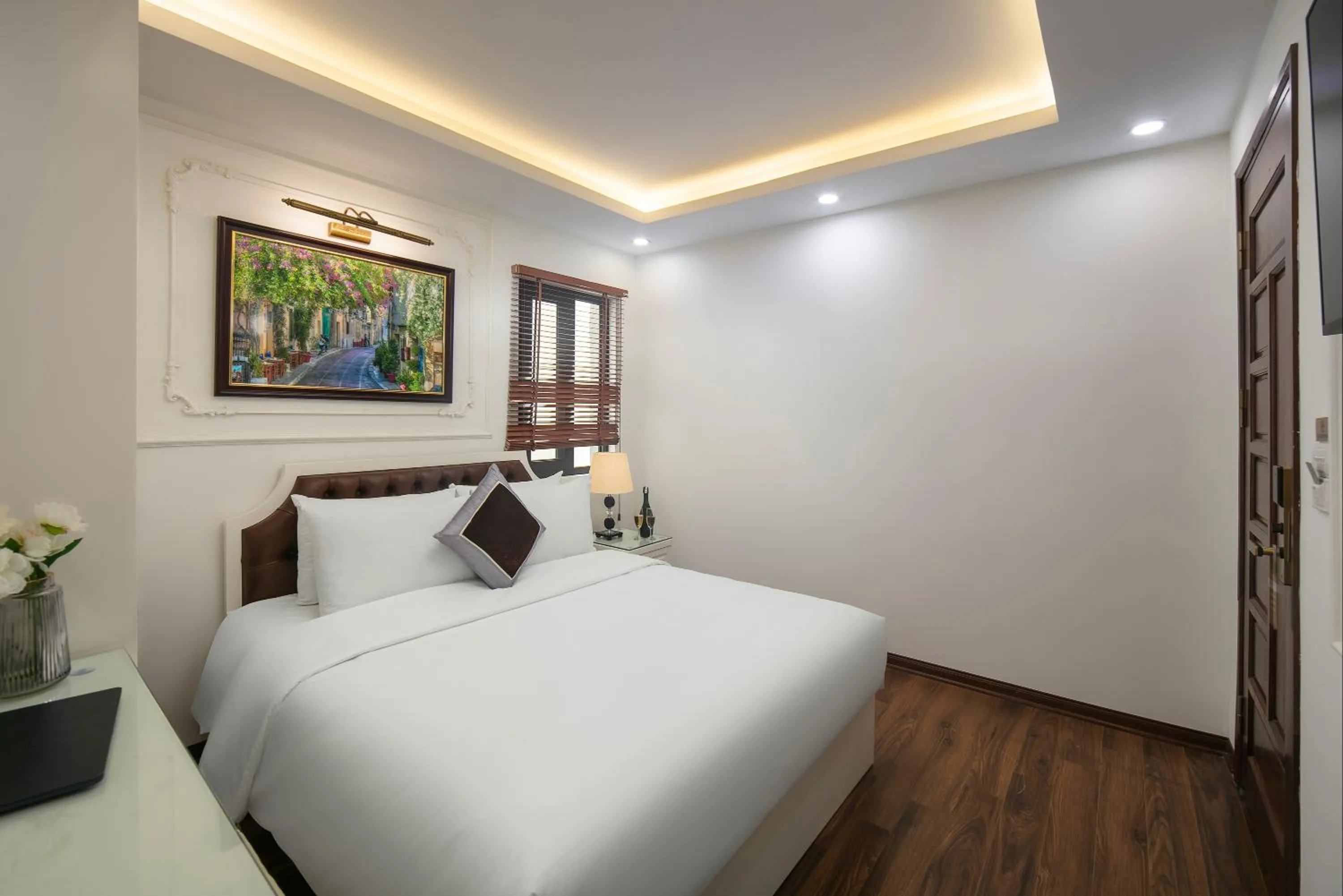 Bed in TrangTrang Luxury Hotel