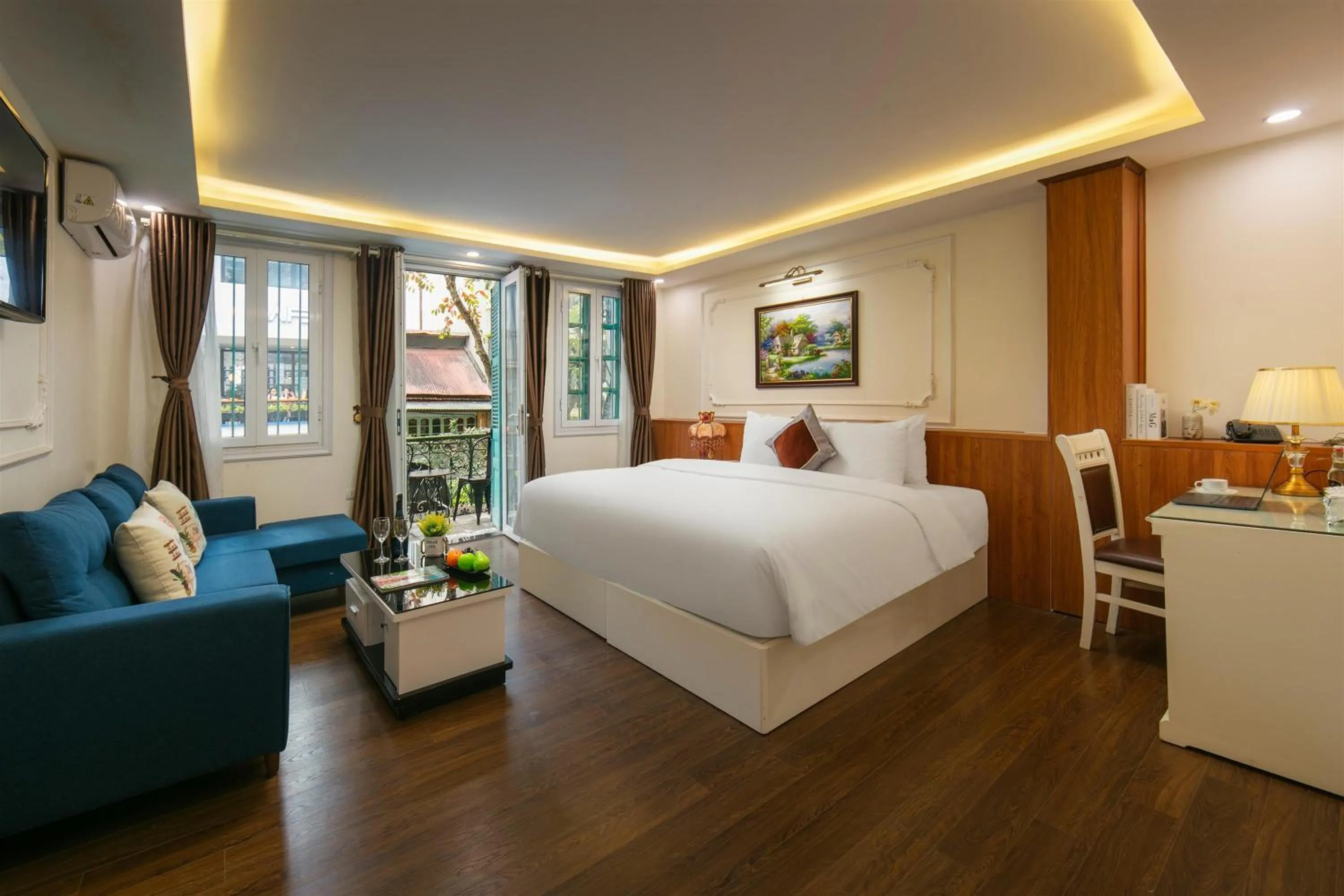 Bed in TrangTrang Luxury Hotel