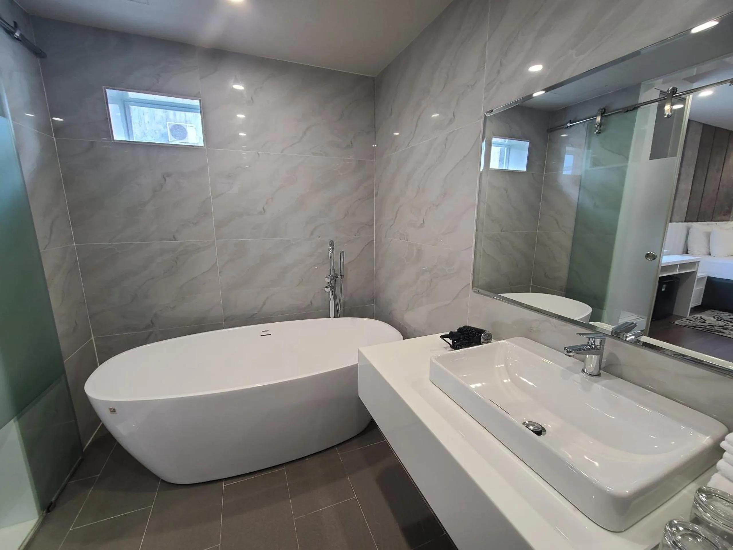 Bath in The Moon Hotel 3