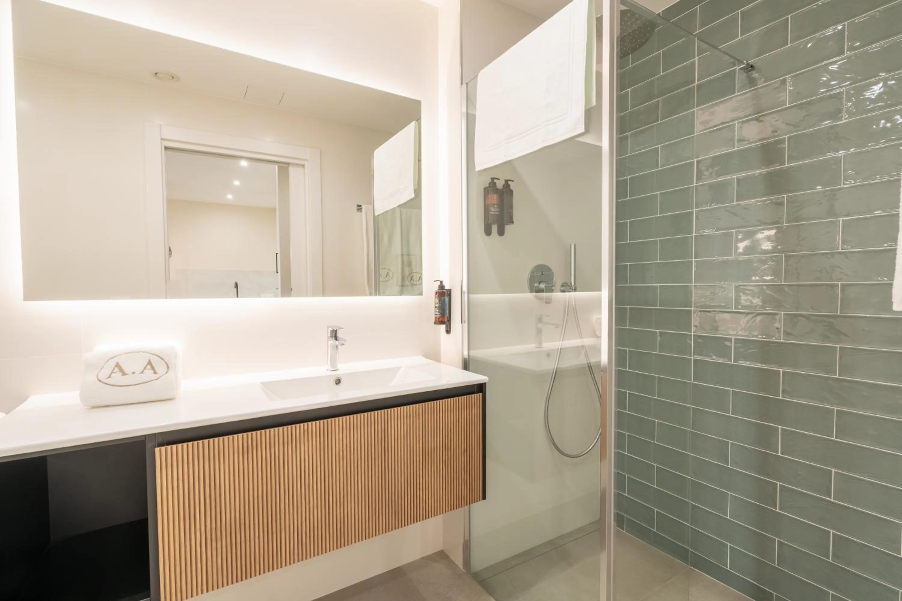 Shower in Cíes Luxury Suitel Areosa 22