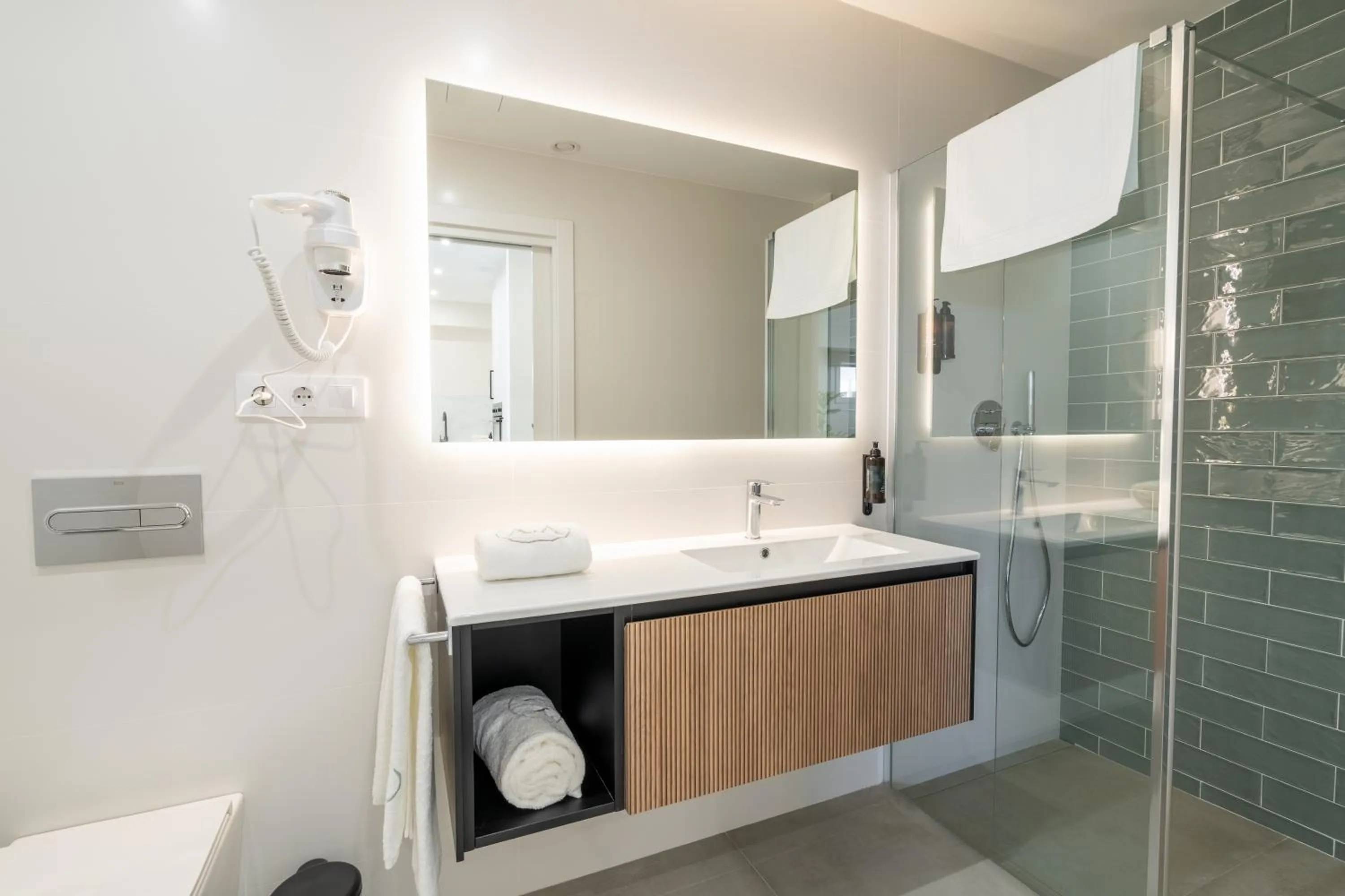 Shower in Cíes Luxury Suitel Areosa 22