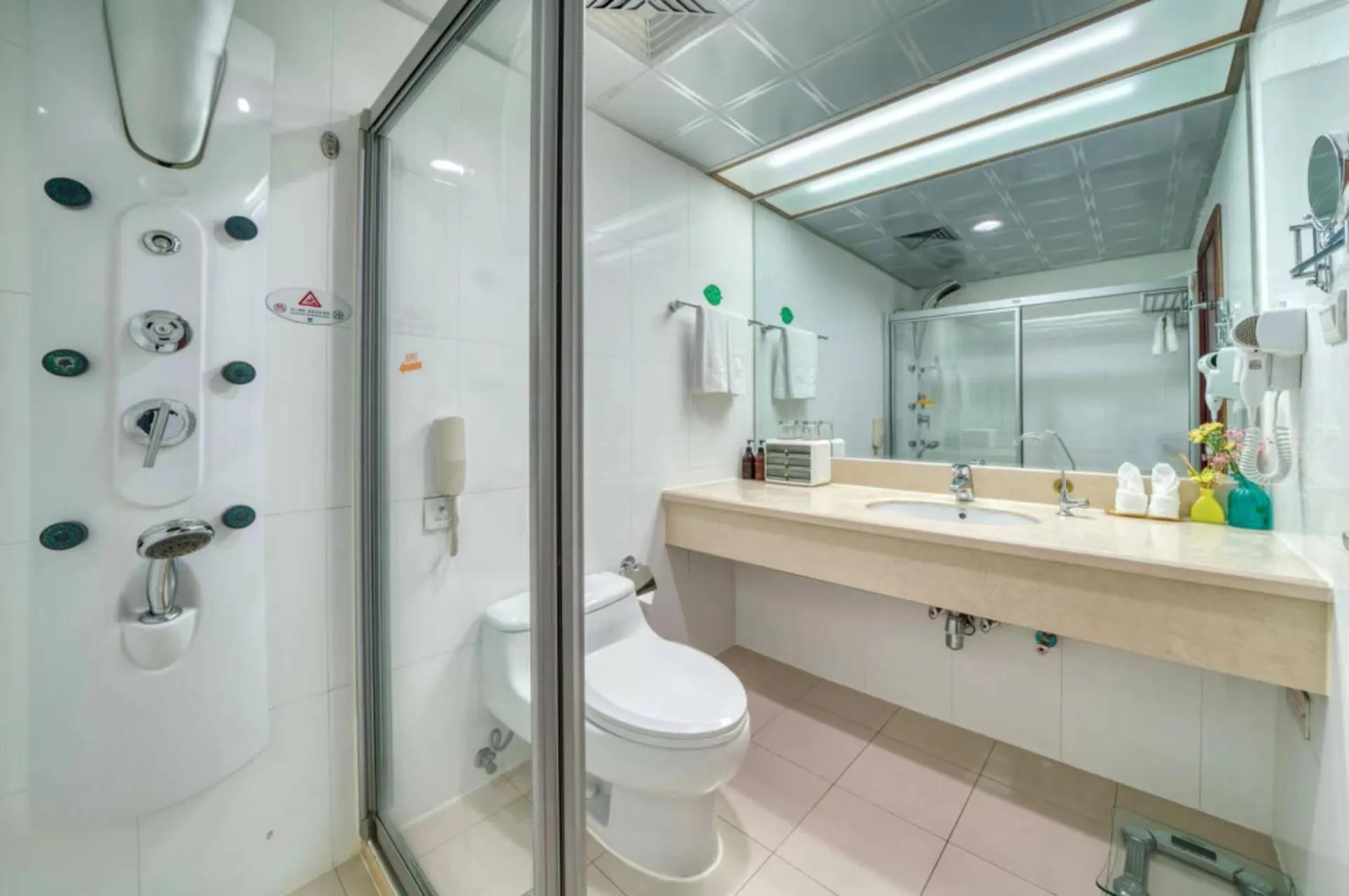 Toilet in Hangzhou Haiwaihai Communication Hotel