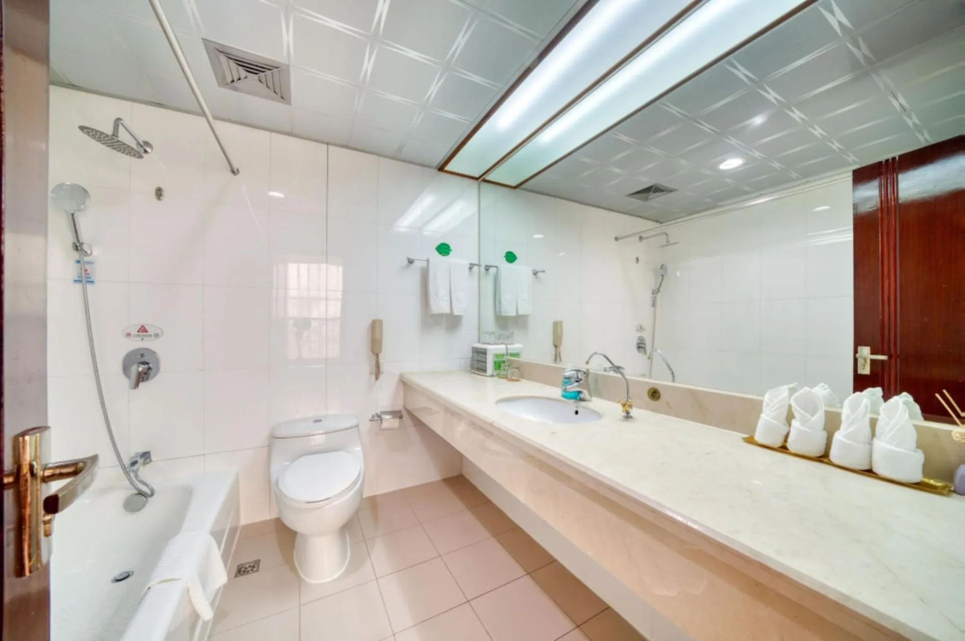 Toilet in Hangzhou Haiwaihai Communication Hotel