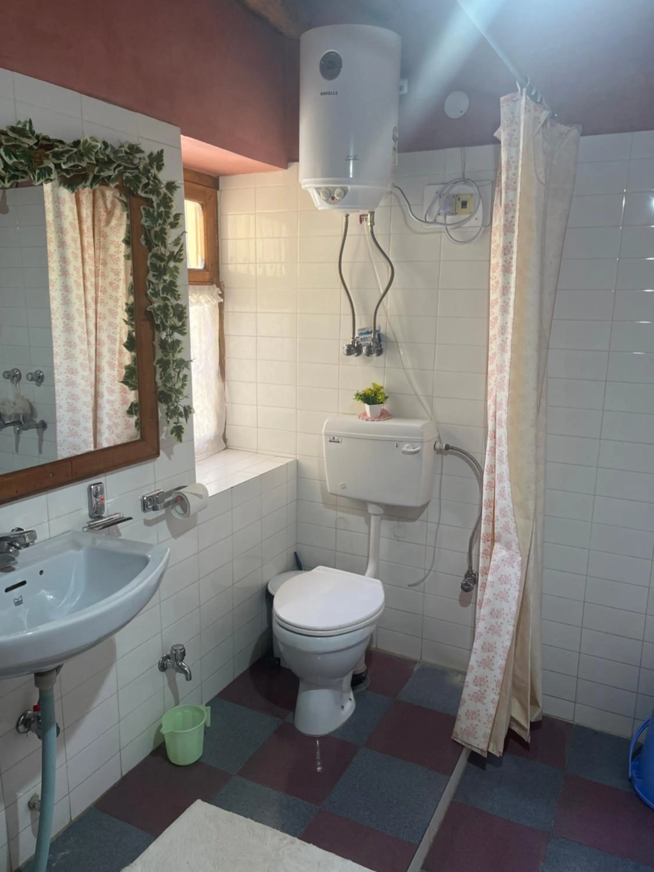 Queen Room with Garden View - single occupancy in Trinity Home Stay