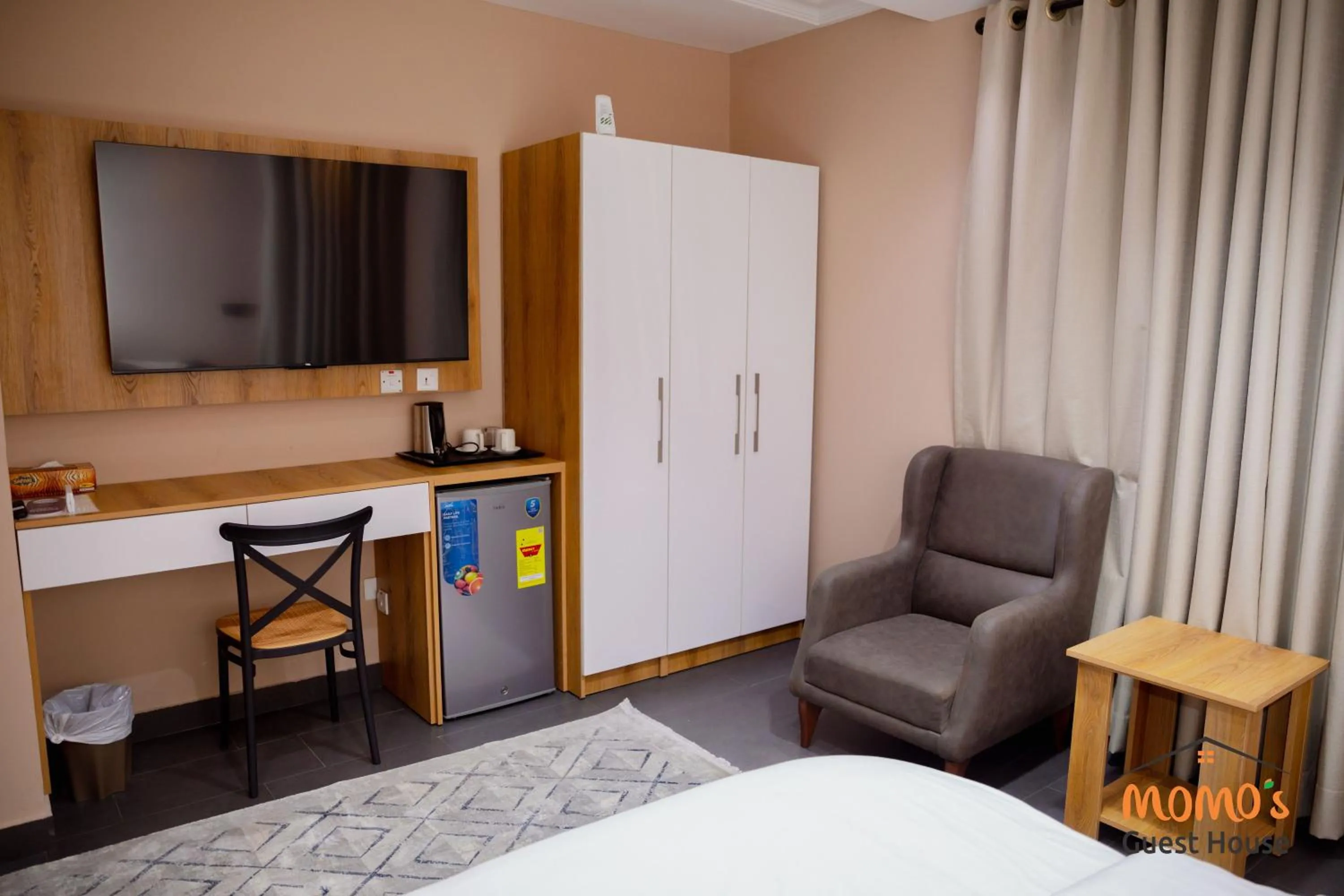 Photo of the whole room, Bed in Momo's Hotel