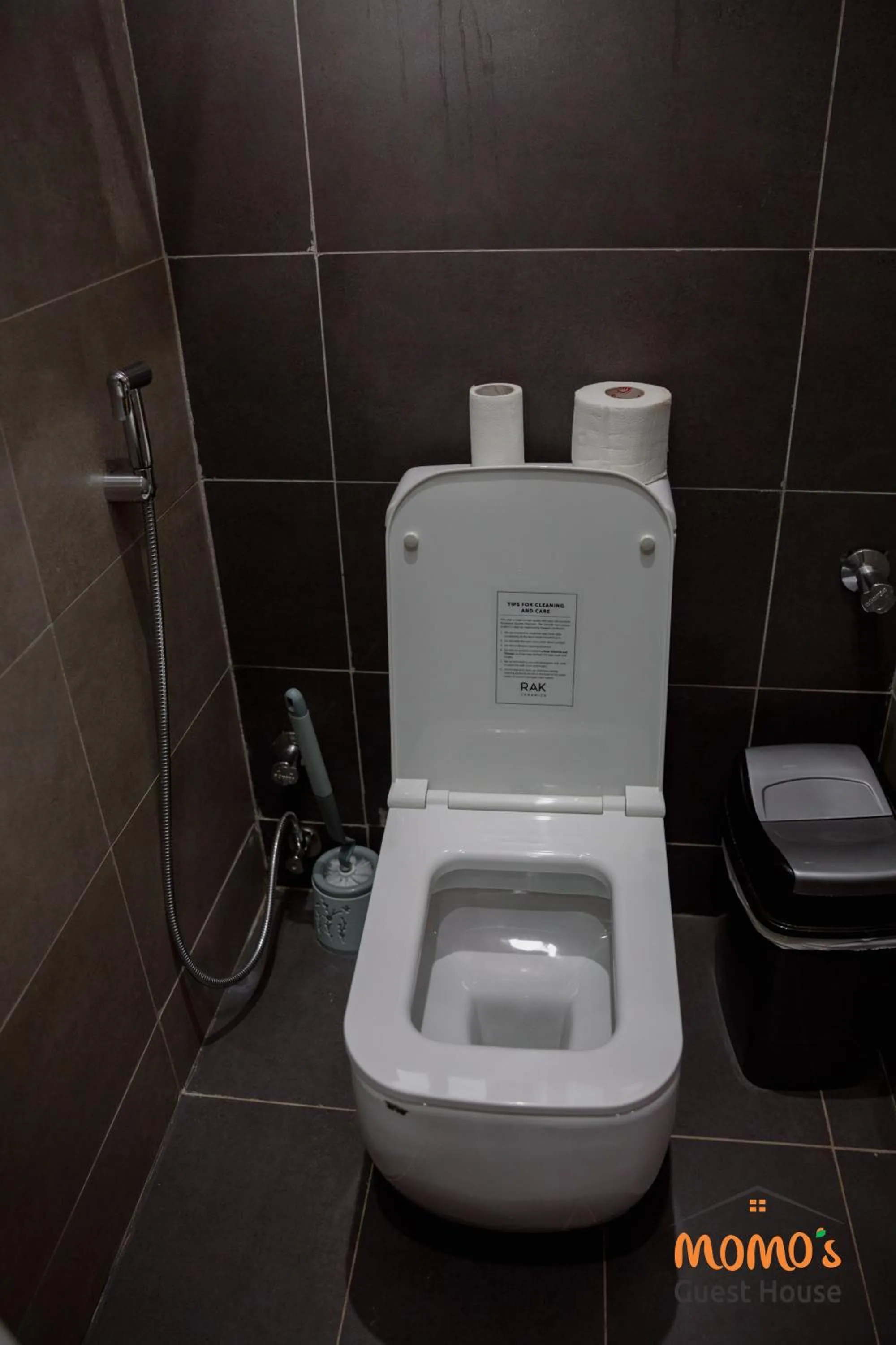 Toilet in Momo's Hotel