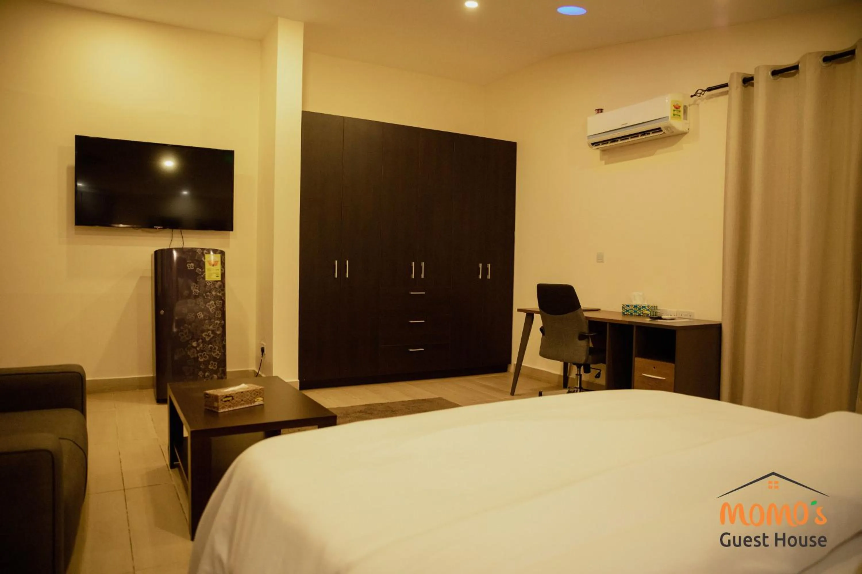 Photo of the whole room, Bed in Momo's Hotel