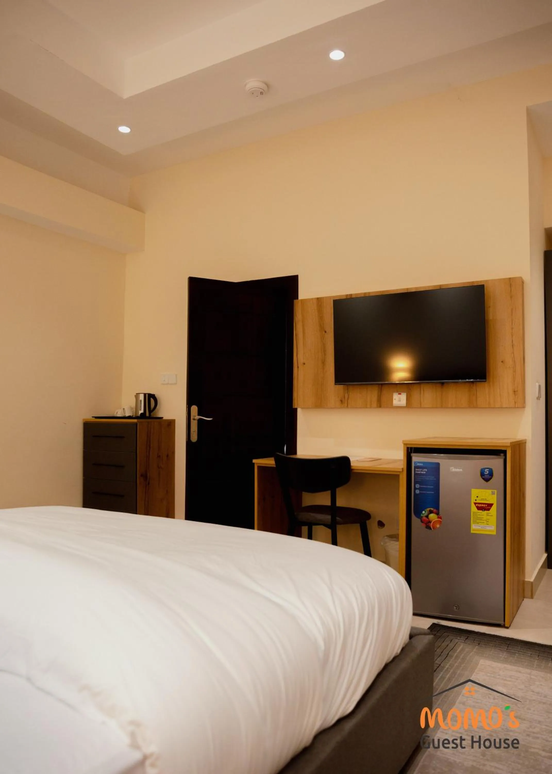 Photo of the whole room, Bed in Momo's Hotel