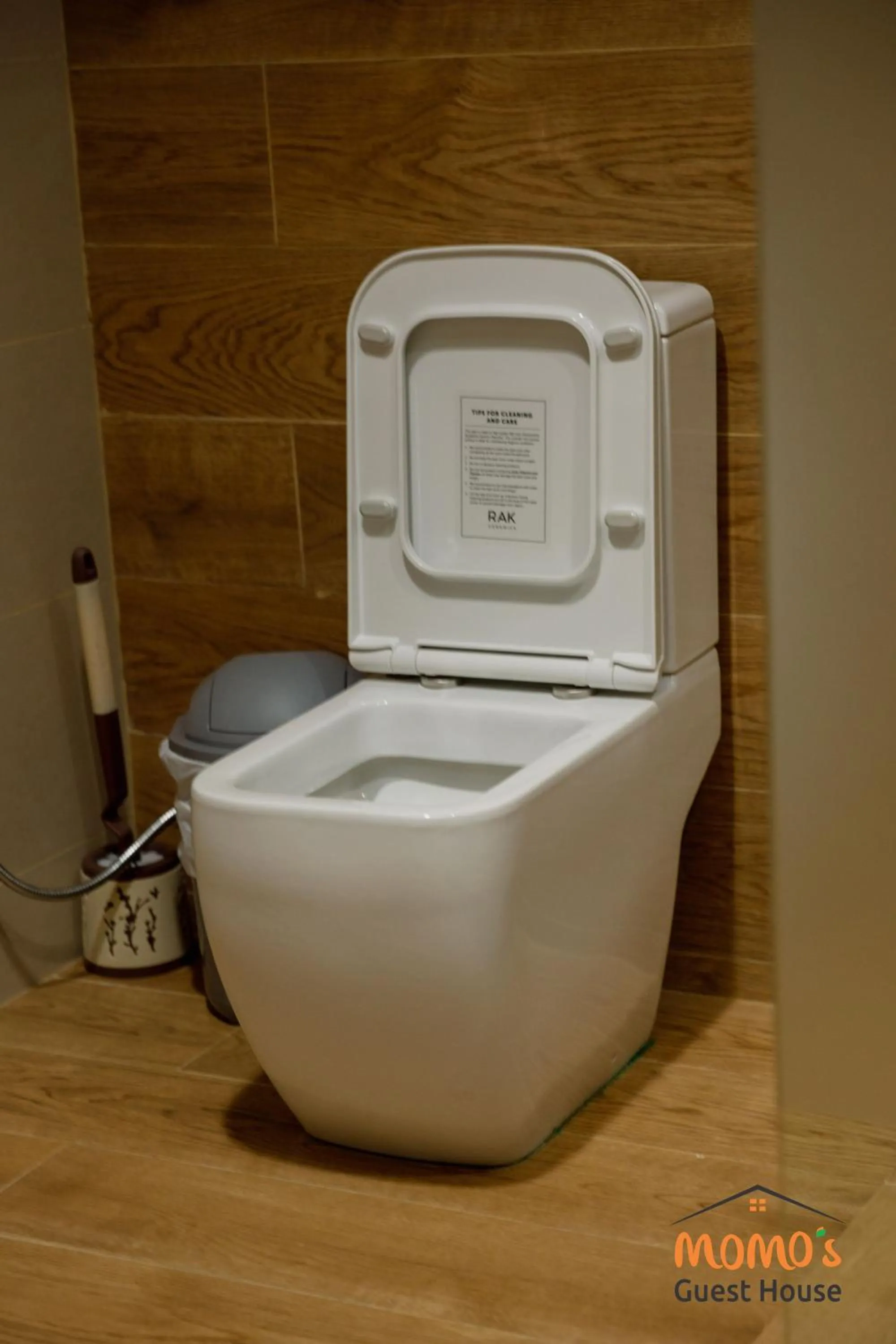 Toilet in Momo's Hotel