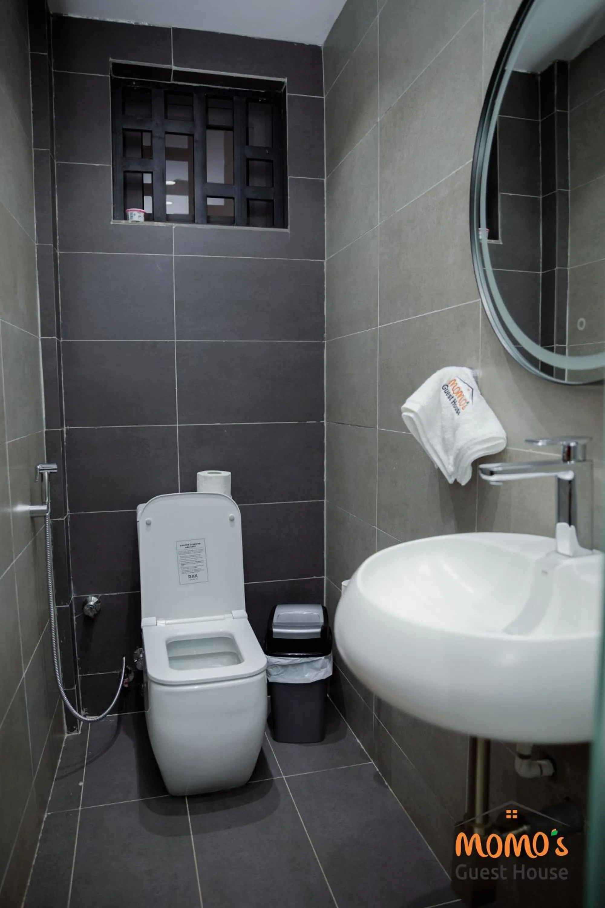 Toilet in Momo's Hotel