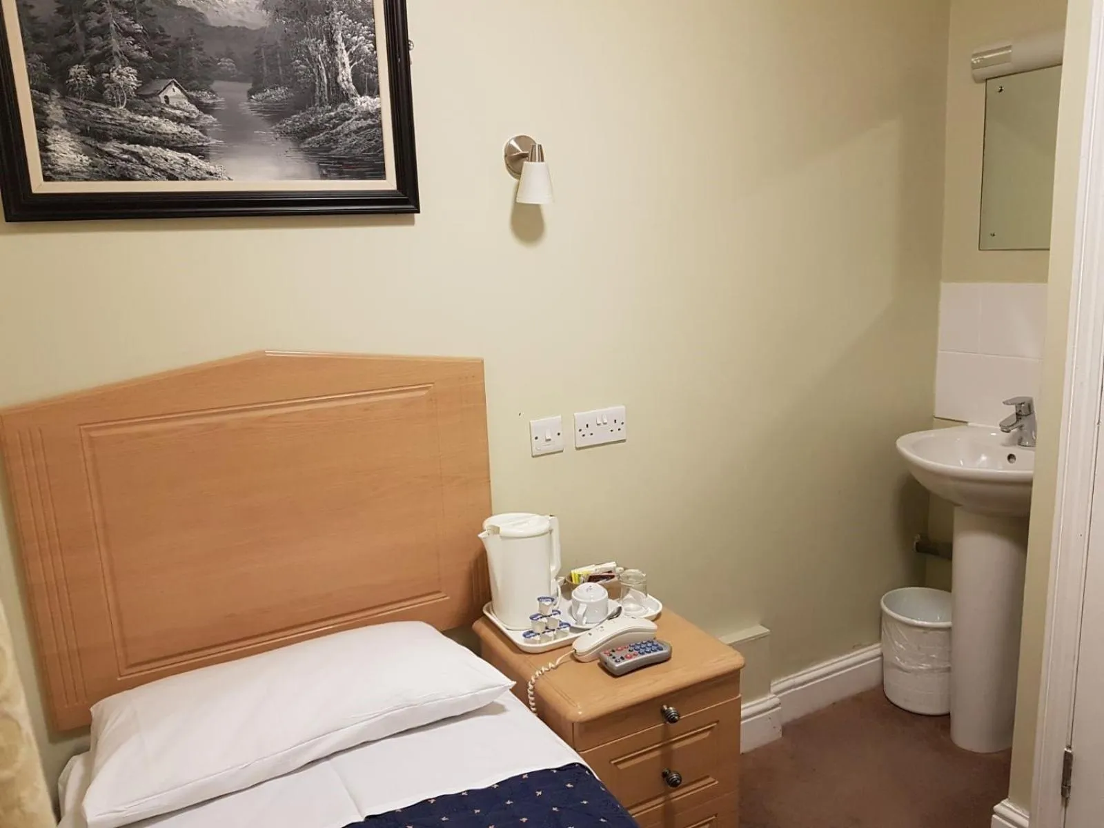 Bedroom, Bed in Central Hotel