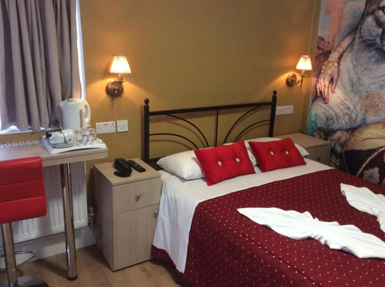 Bedroom, Bed in Central Hotel