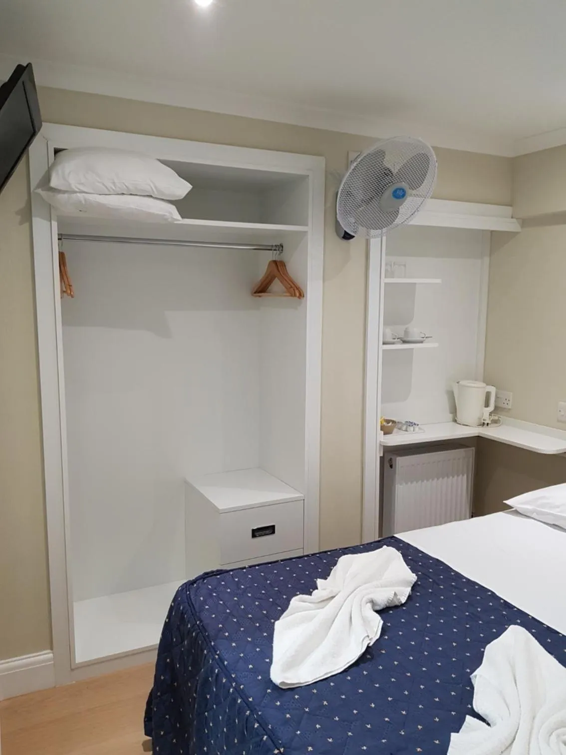 Bedroom, Bed in Central Hotel