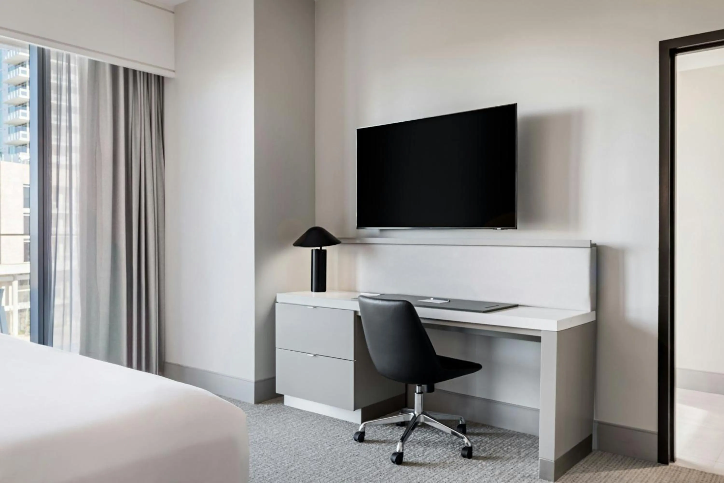 Photo of the whole room, Bed in HALL Park Hotel, Autograph Collection