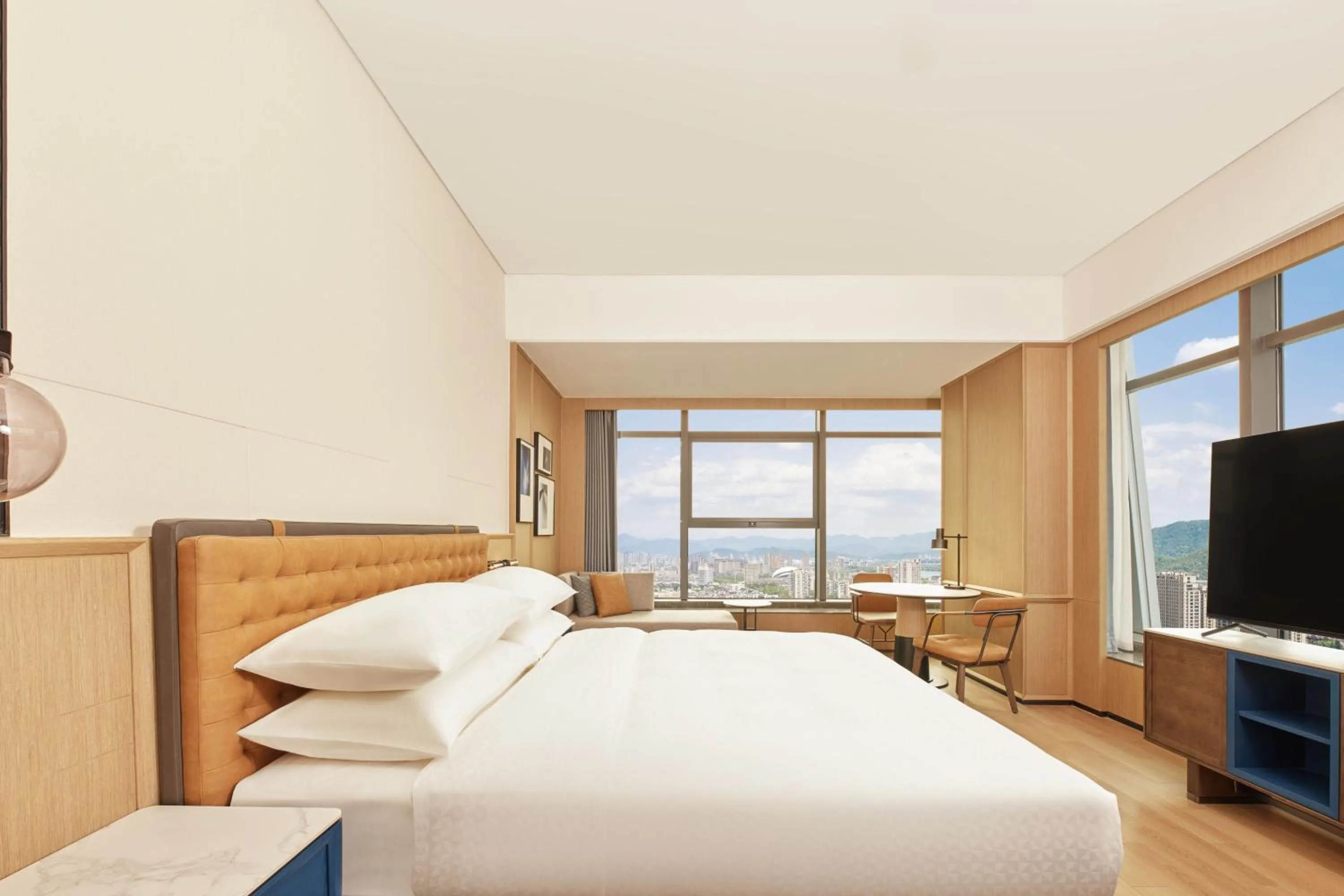 Photo of the whole room, Bed in Four Points by Sheraton Linhai