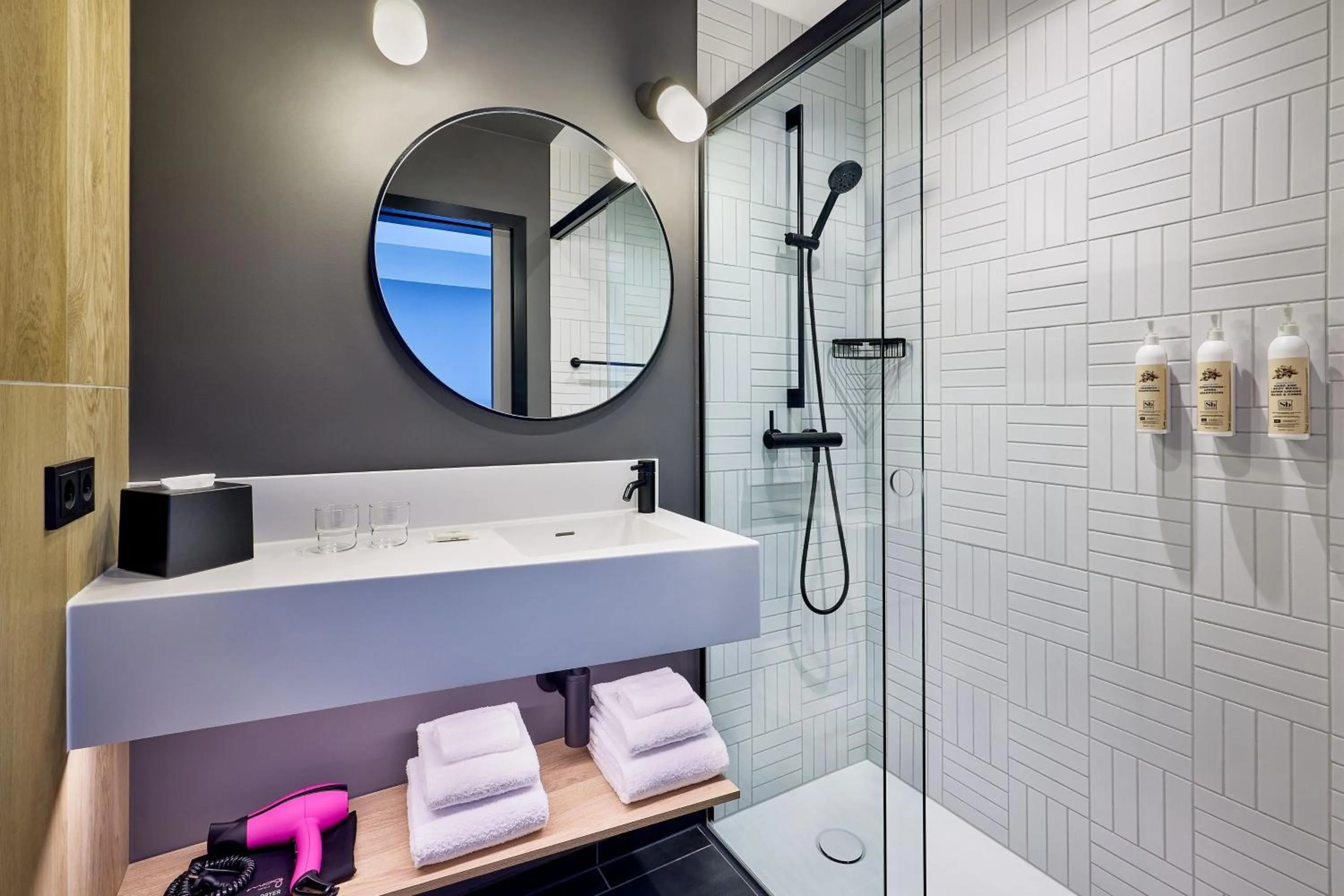 Bathroom in Moxy Luxembourg Airport