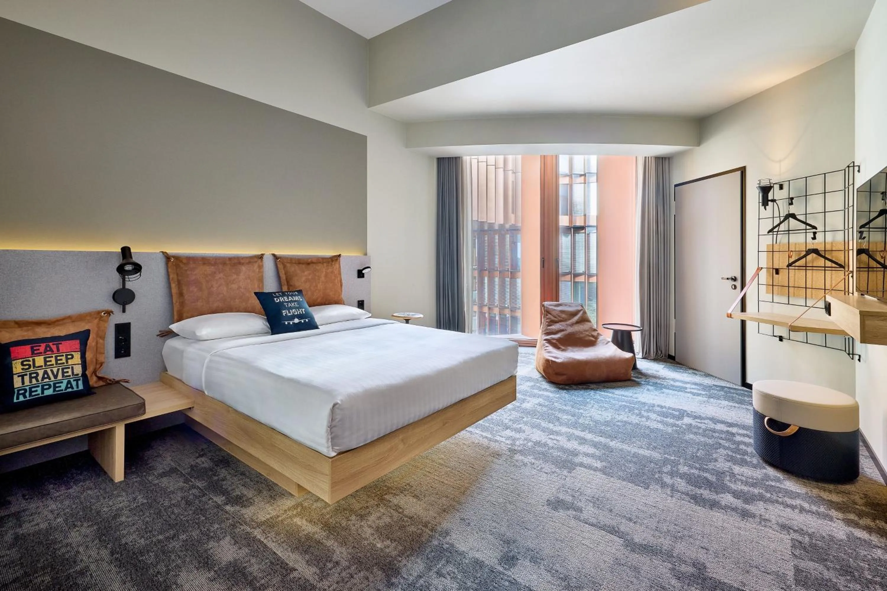 Photo of the whole room, Bed in Moxy Luxembourg Airport