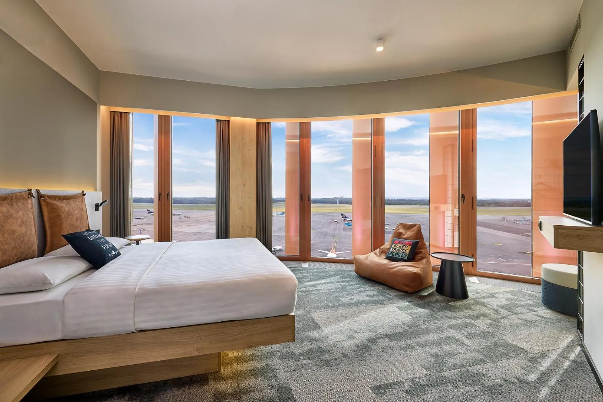 Photo of the whole room, Bed in Moxy Luxembourg Airport