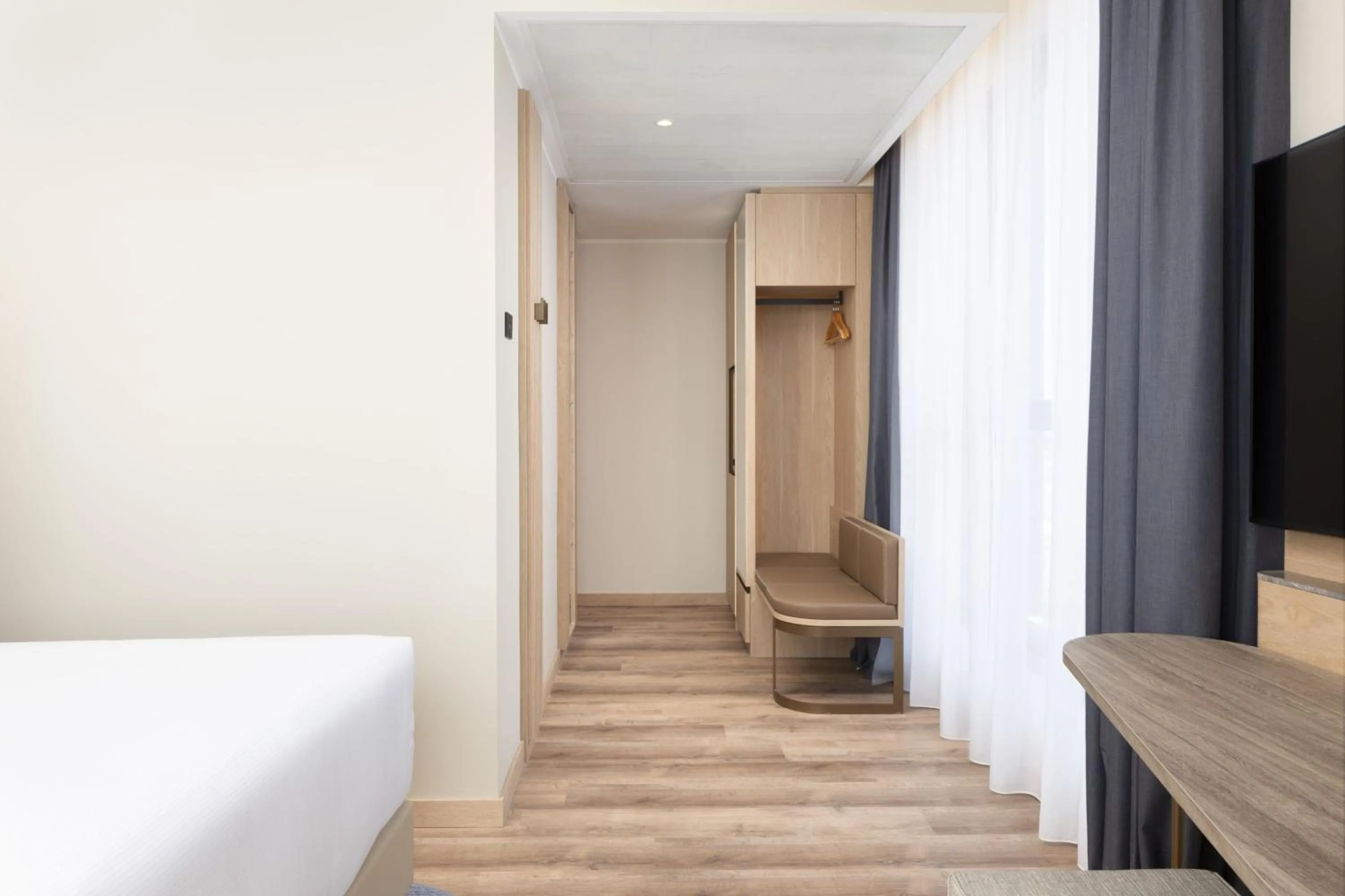 Photo of the whole room in Courtyard by Marriott Milano Linate