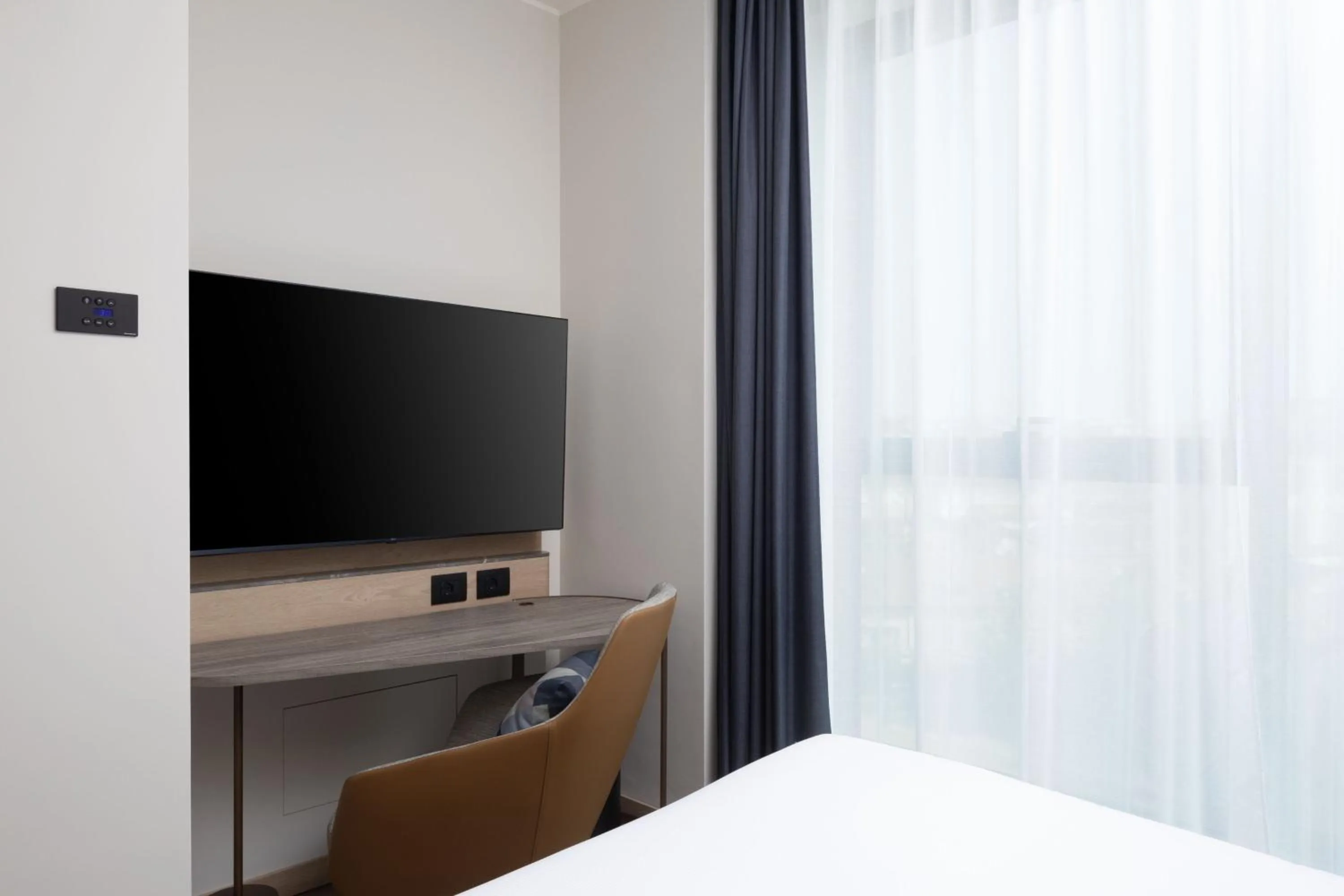 Photo of the whole room, Bed in Courtyard by Marriott Milano Linate