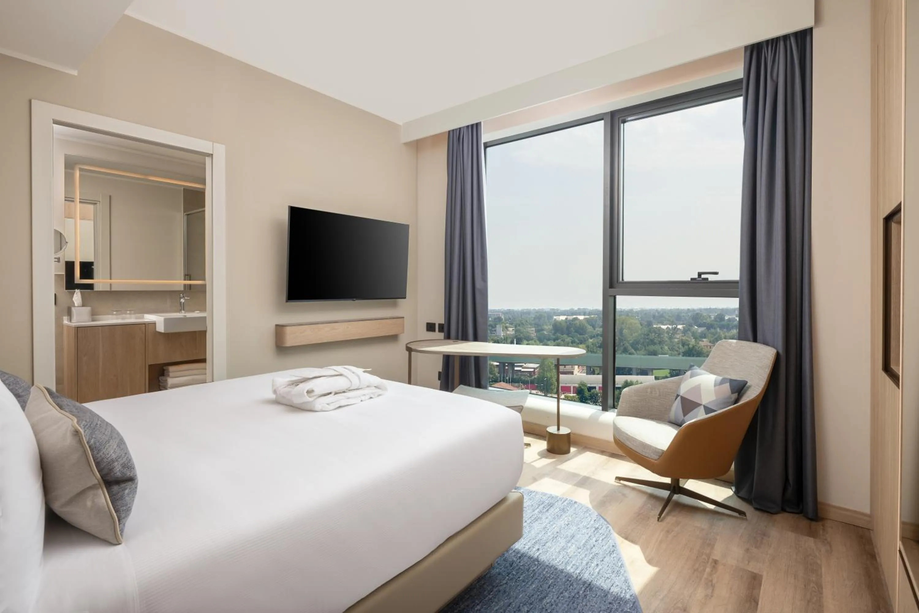 Communal lounge/ TV room, Bed in Courtyard by Marriott Milano Linate
