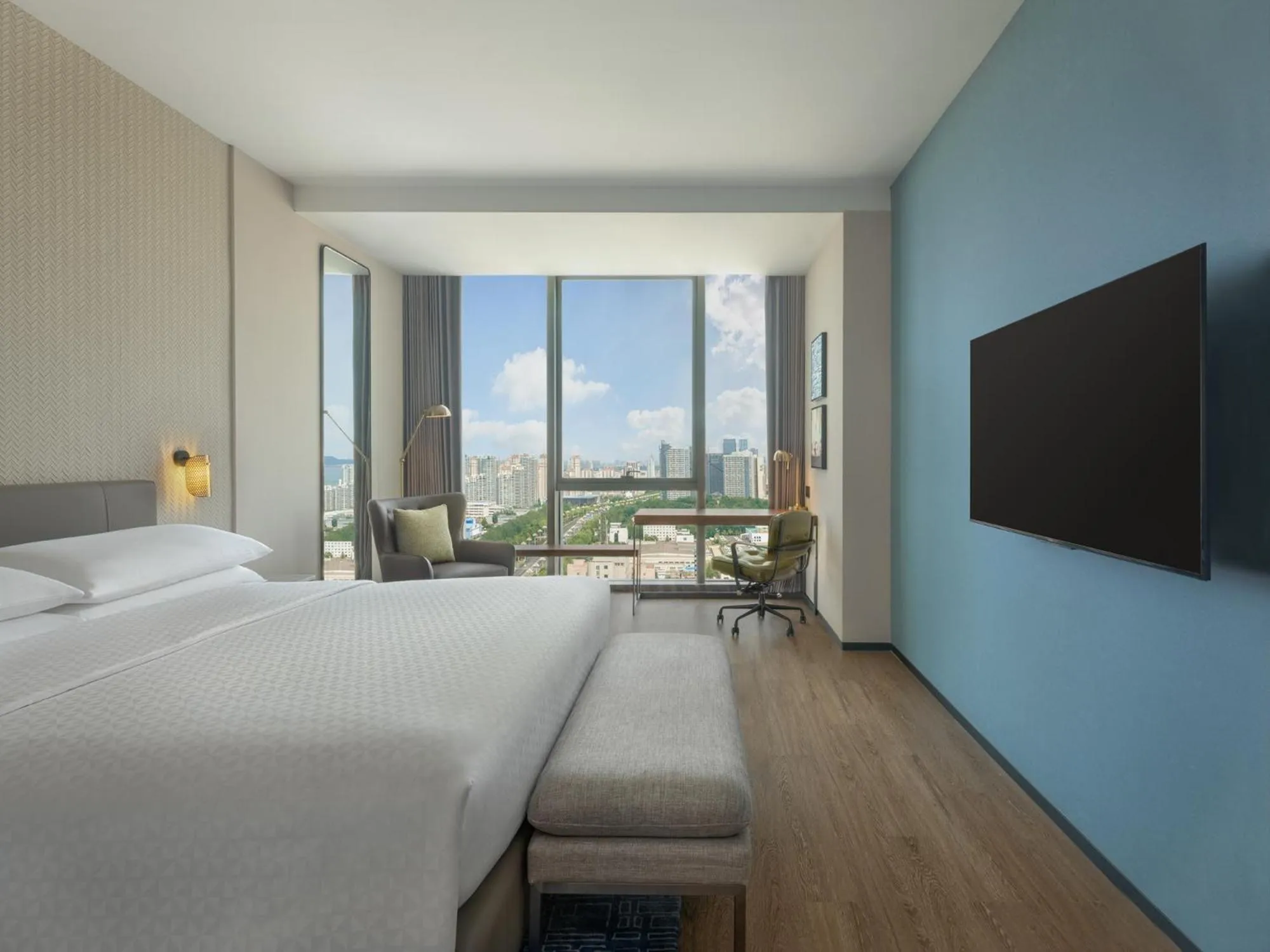 Photo of the whole room, Bed in Four Points by Sheraton Yantai