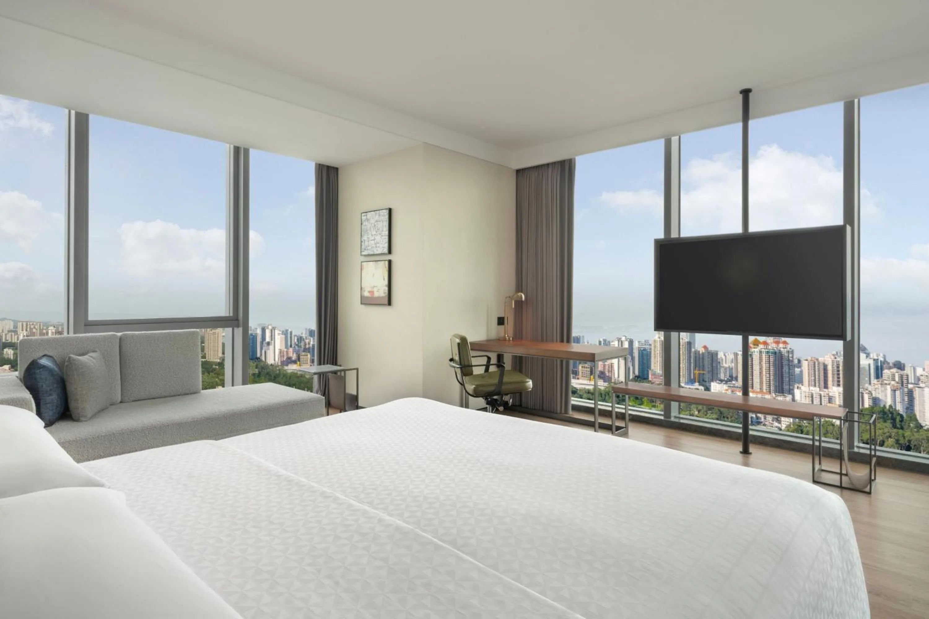 Photo of the whole room, Bed in Four Points by Sheraton Yantai