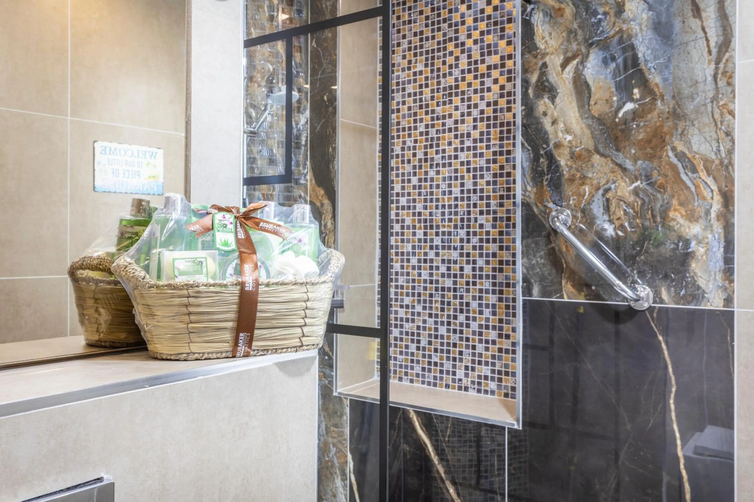 Shower in ADIRA Marseille Montgrand 2 étoiles