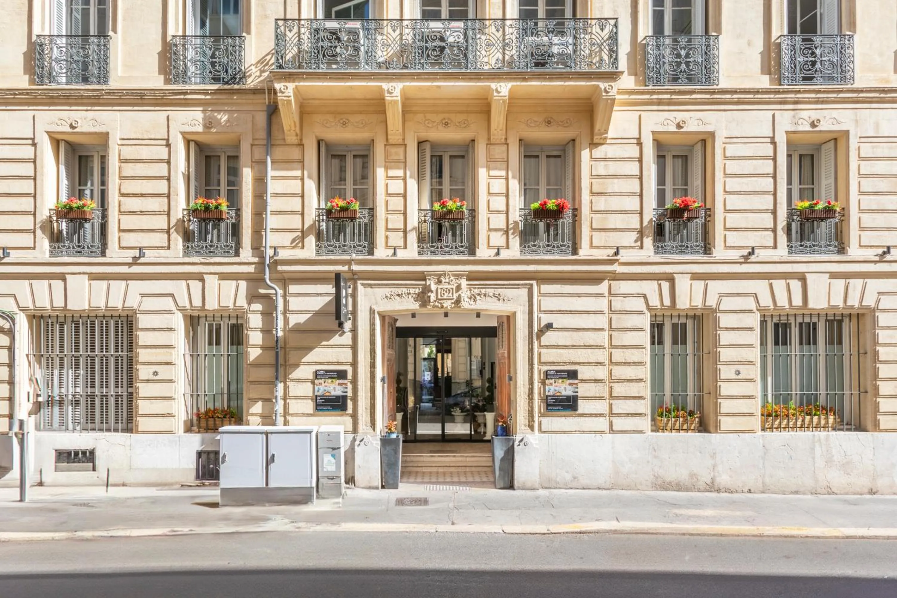 Property building in ADIRA Marseille Montgrand 2 étoiles