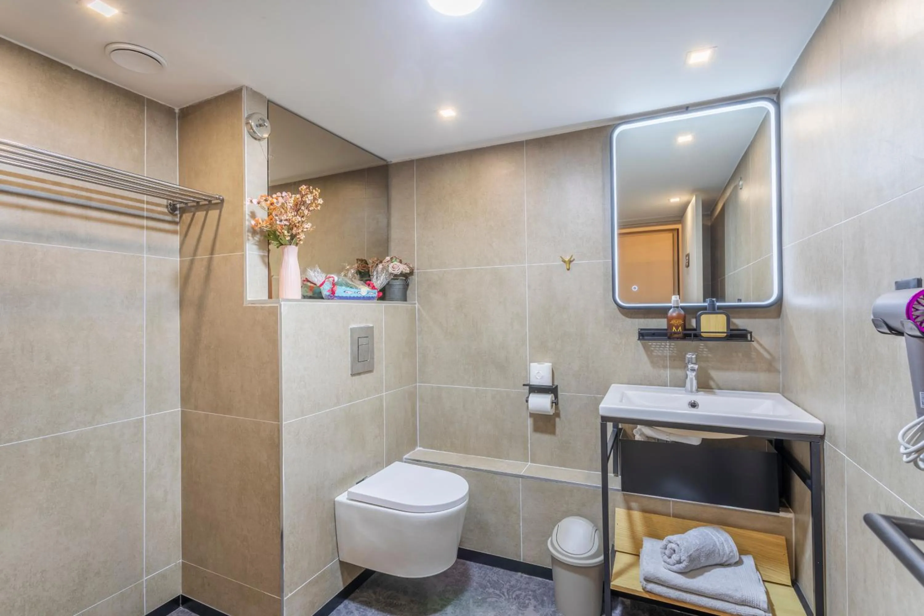 Shower in ADIRA Marseille Montgrand 2 étoiles