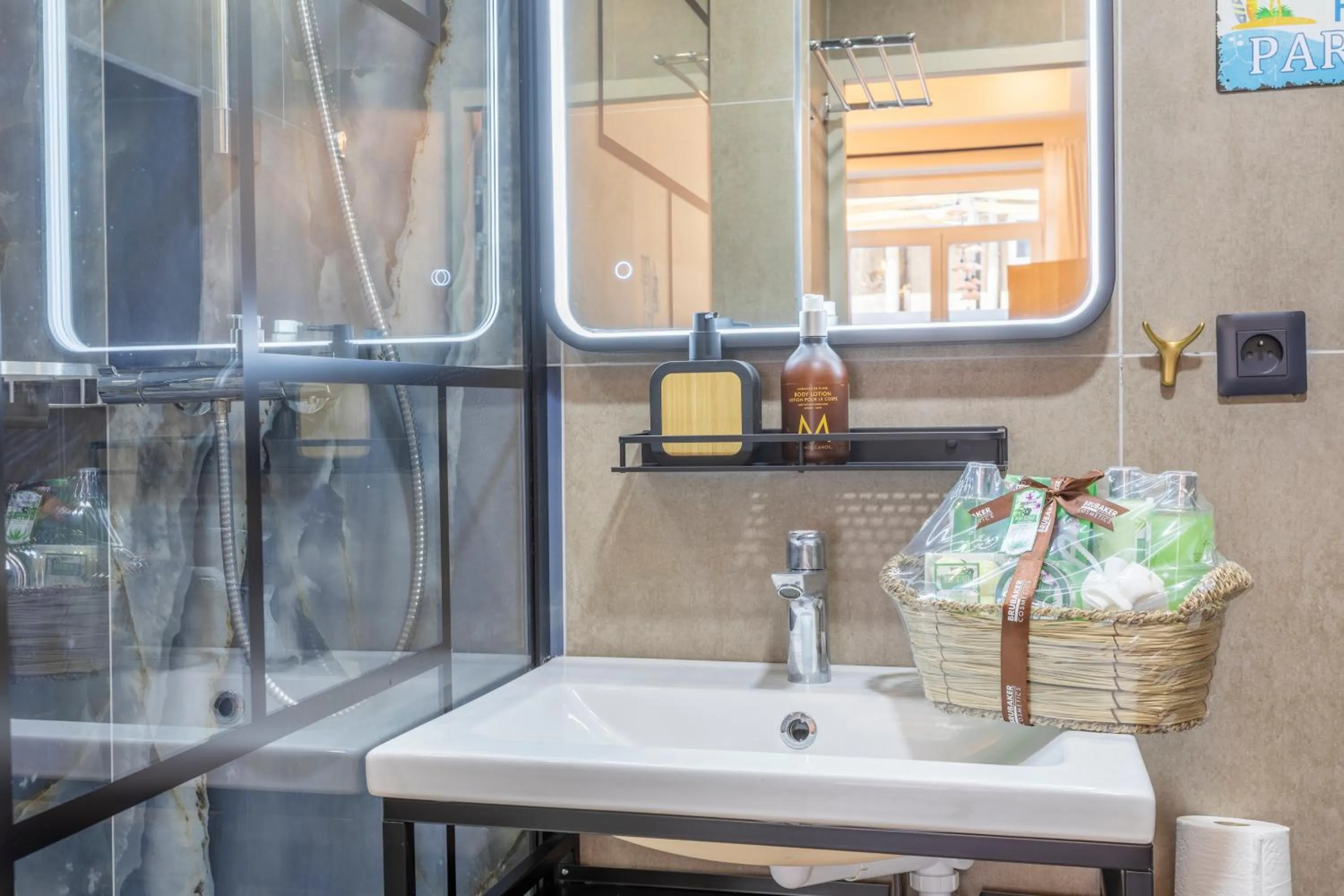 Shower in ADIRA Marseille Montgrand 2 étoiles