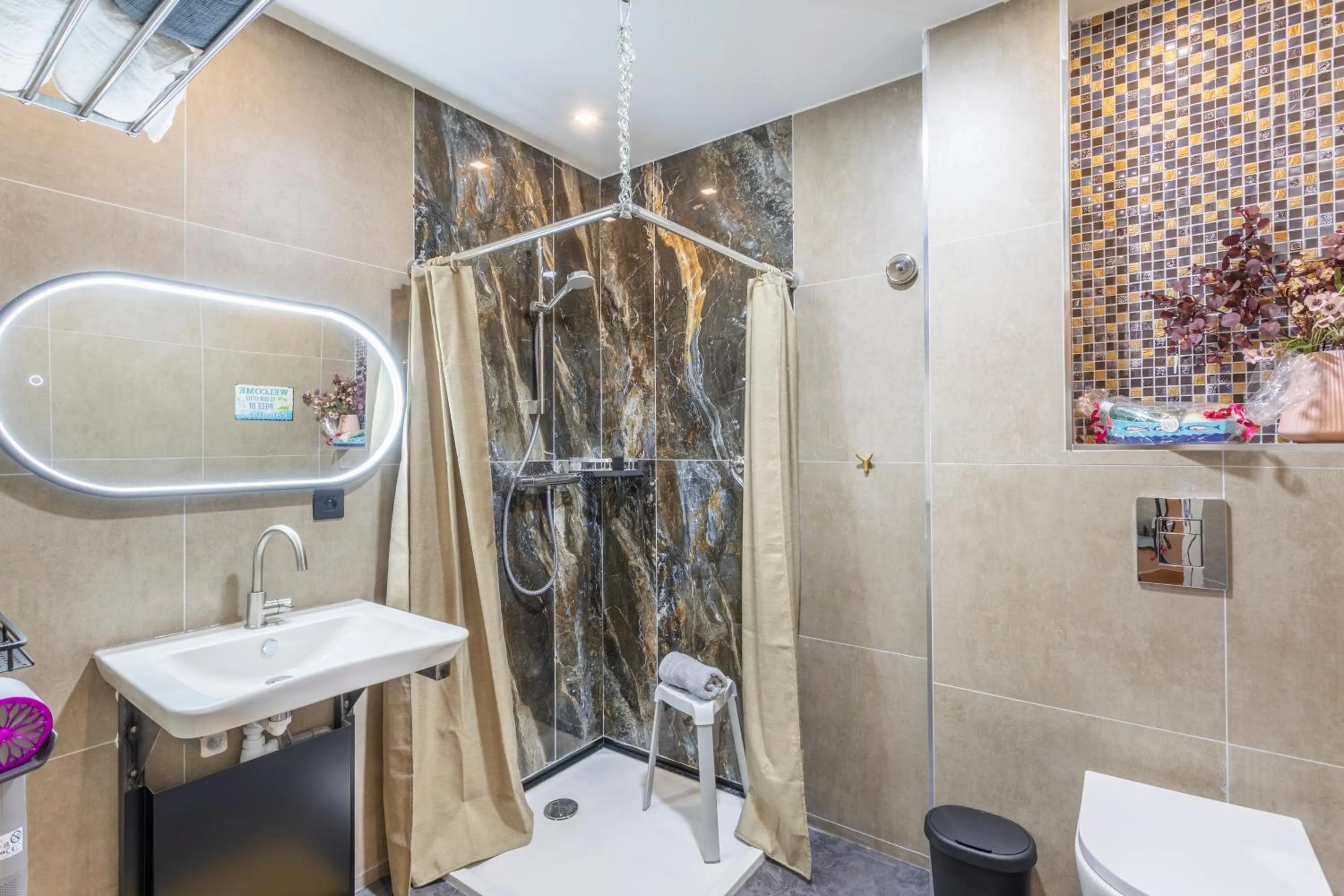 Shower in ADIRA Marseille Montgrand 2 étoiles