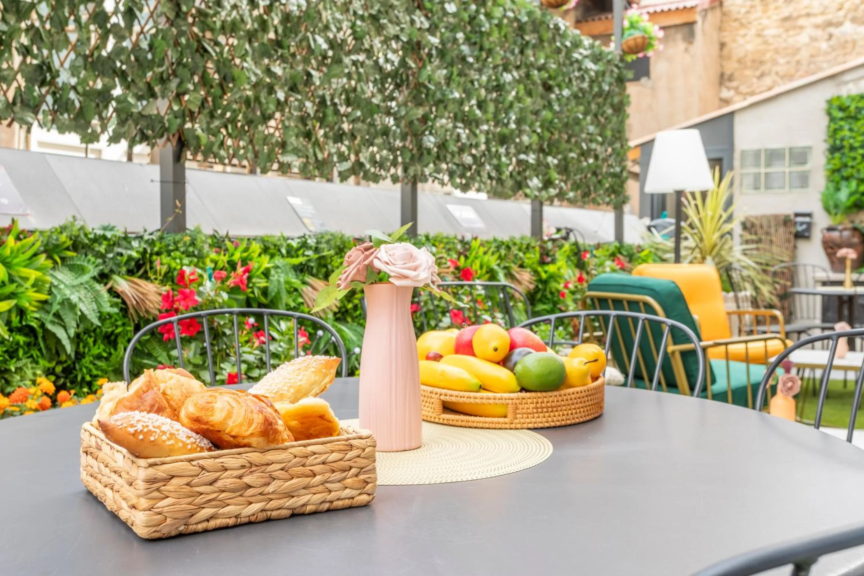 Property building in ADIRA Marseille Montgrand 2 étoiles