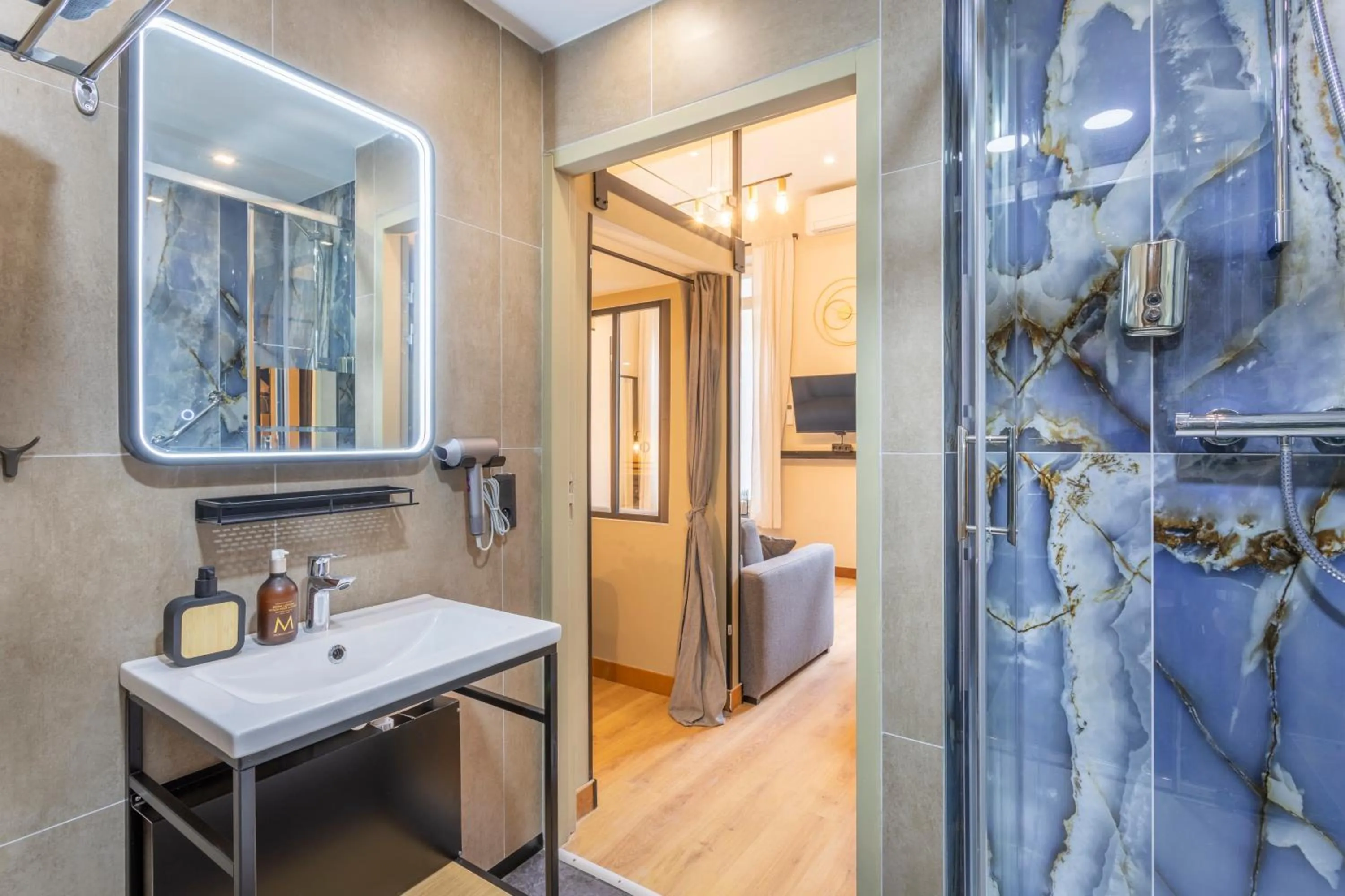 Shower in ADIRA Marseille Montgrand 2 étoiles