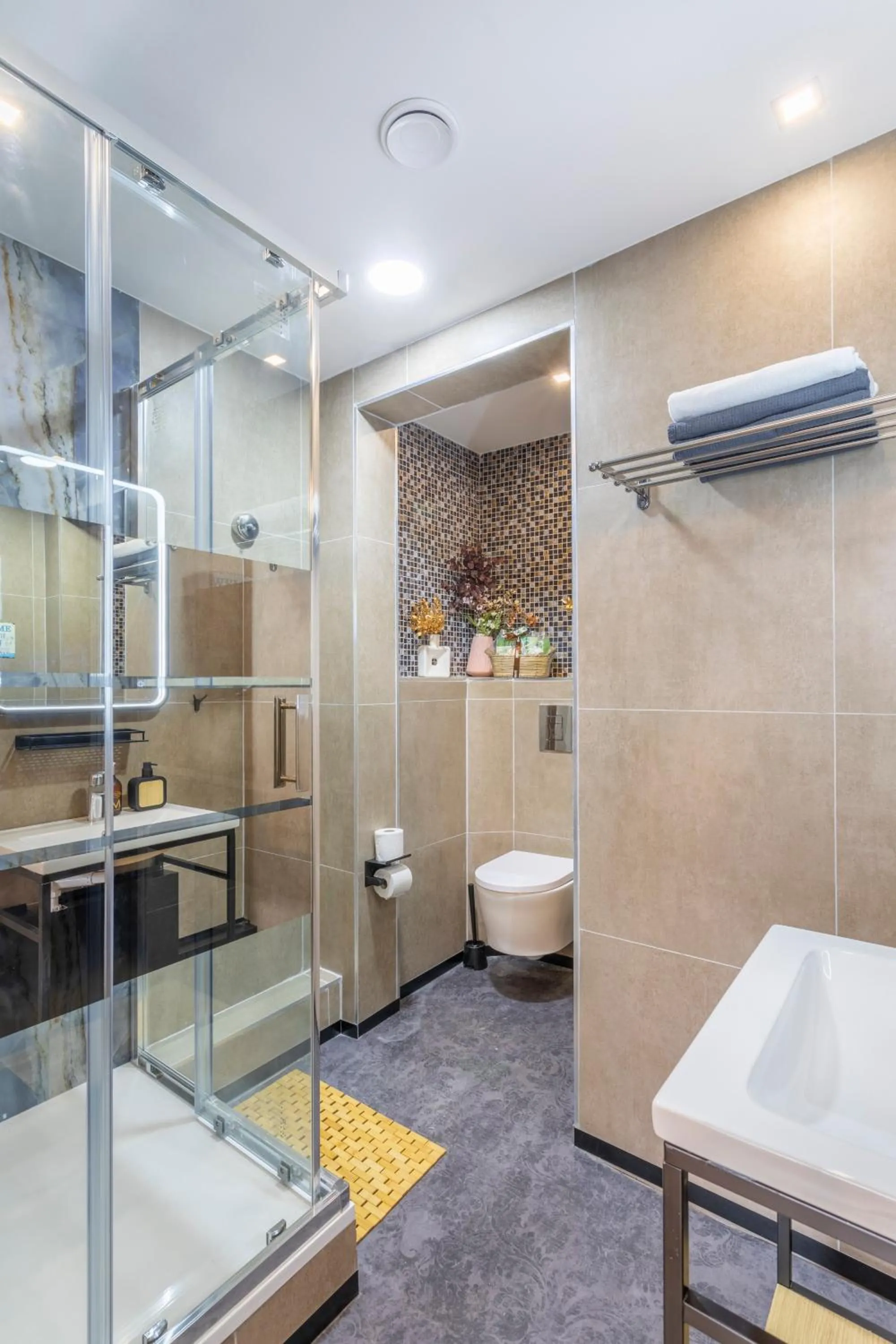 Shower in ADIRA Marseille Montgrand 2 étoiles