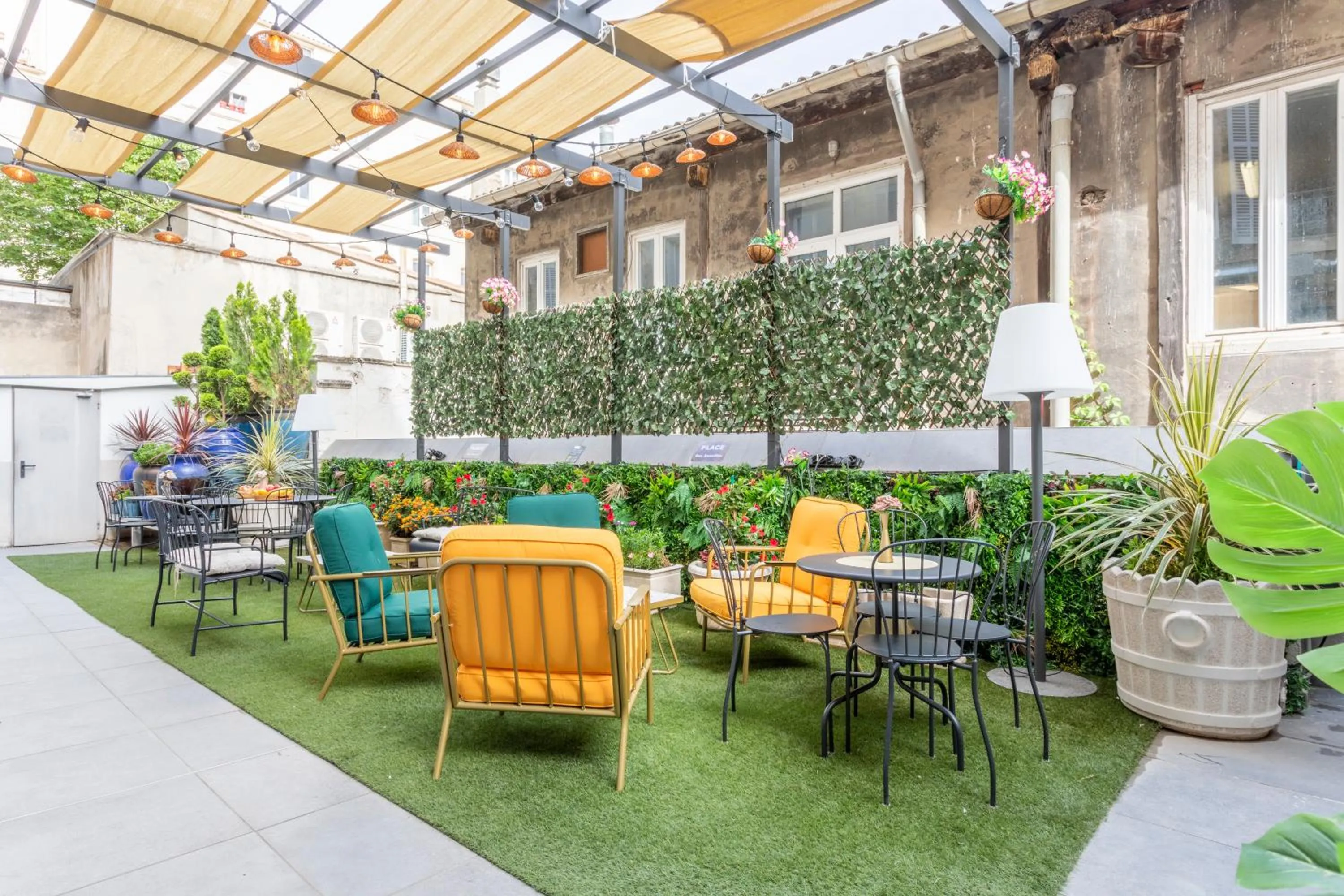 Property building in ADIRA Marseille Montgrand 2 étoiles