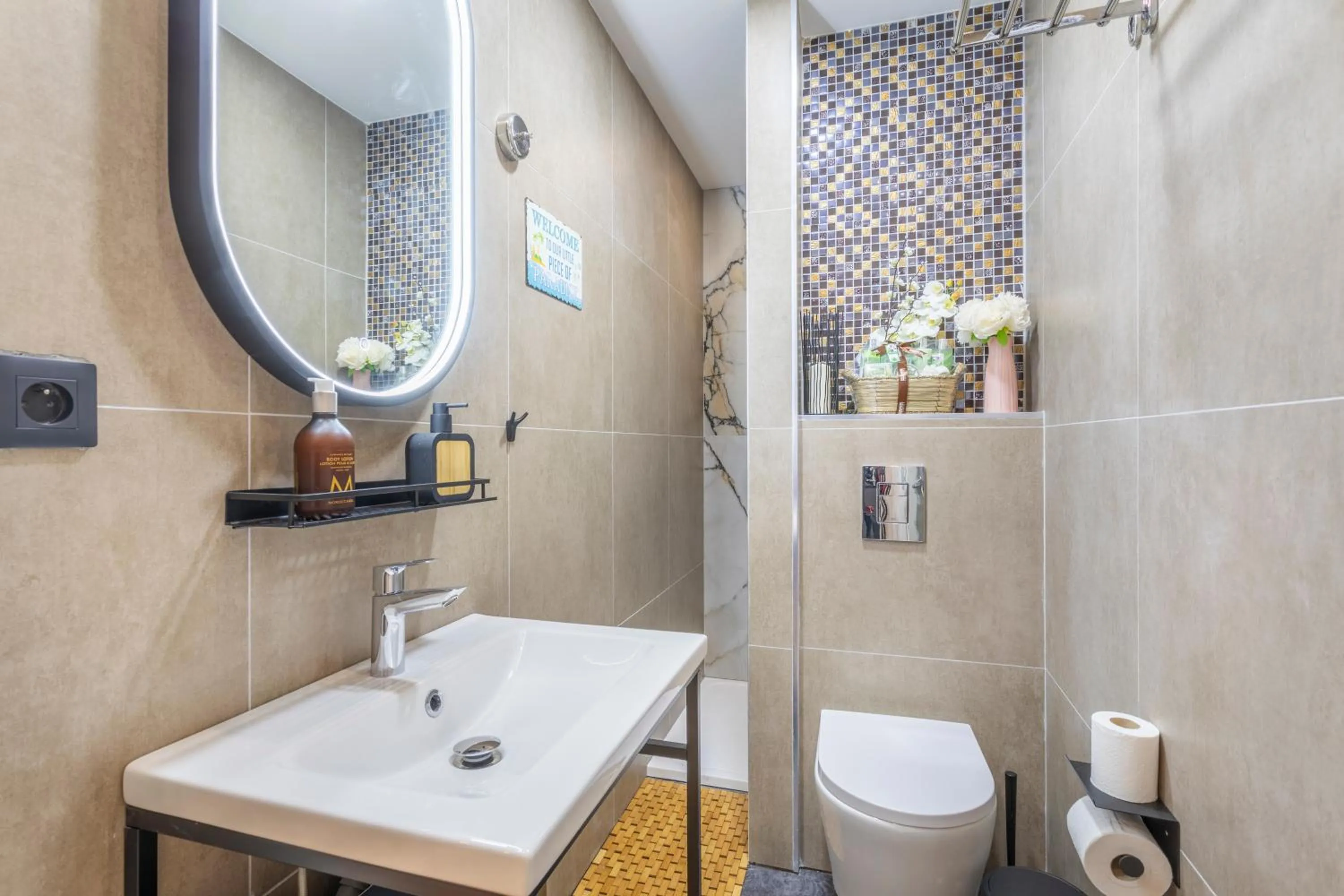 Shower in ADIRA Marseille Montgrand 2 étoiles