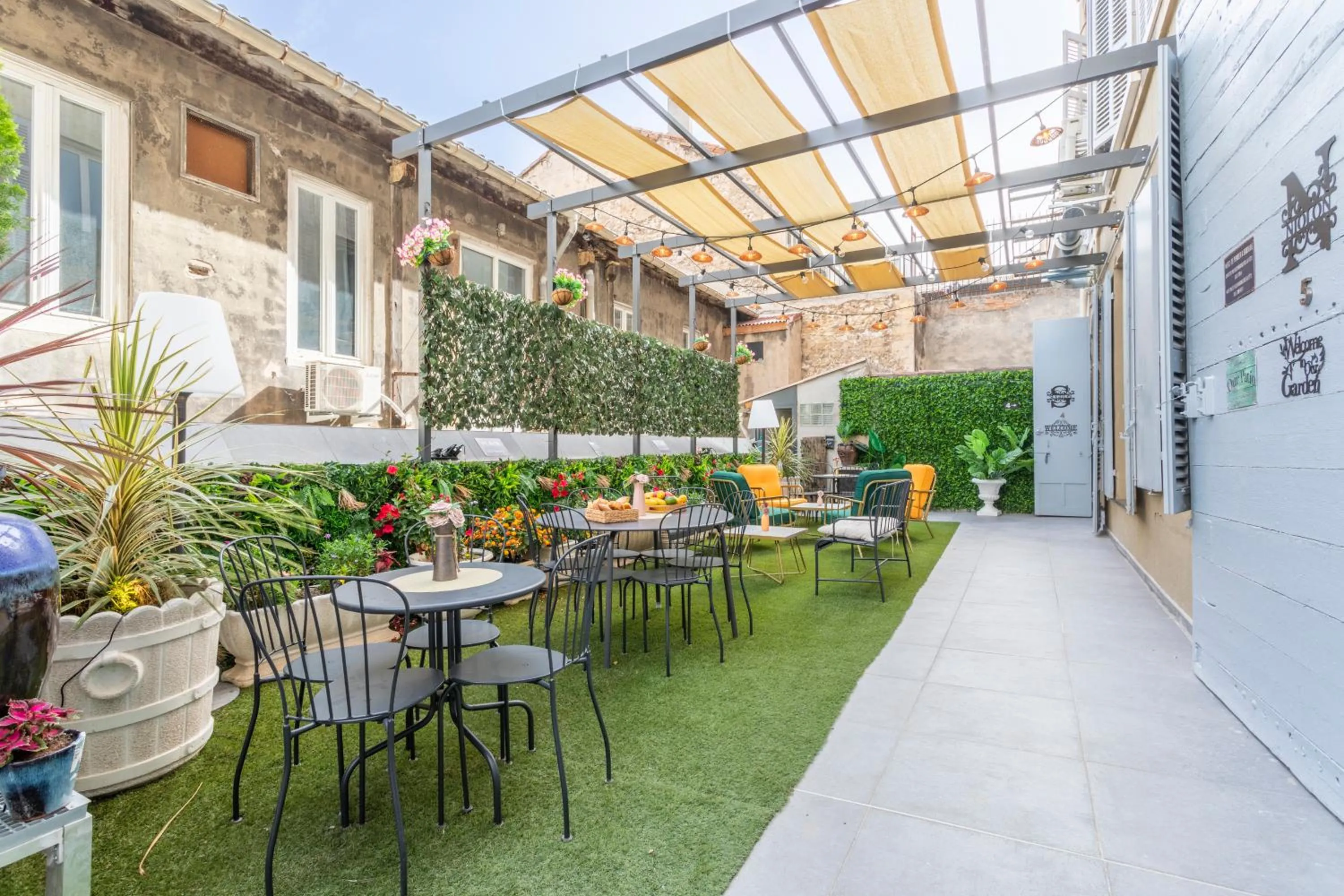 Property building in ADIRA Marseille Montgrand 2 étoiles