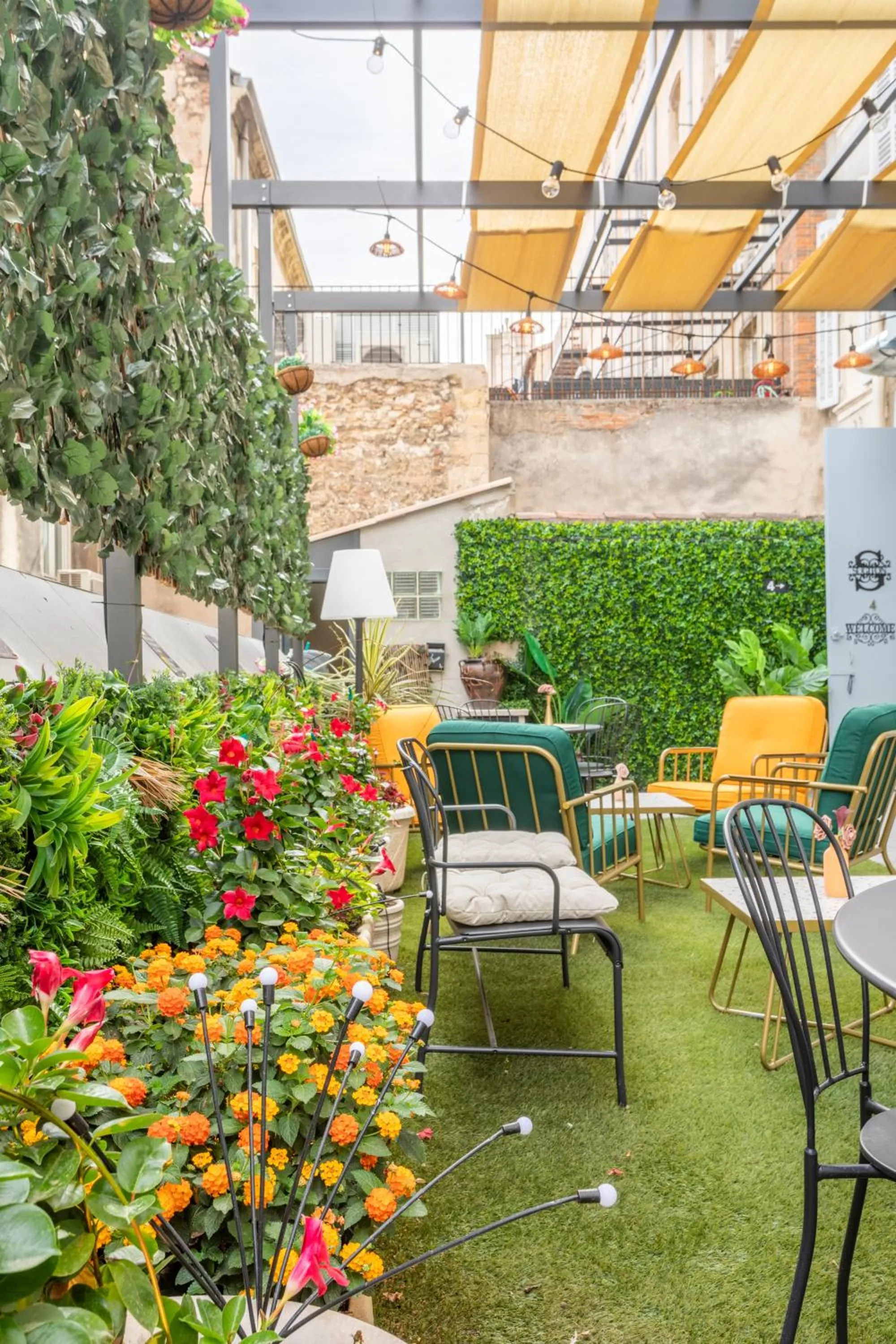 Property building in ADIRA Marseille Montgrand 2 étoiles