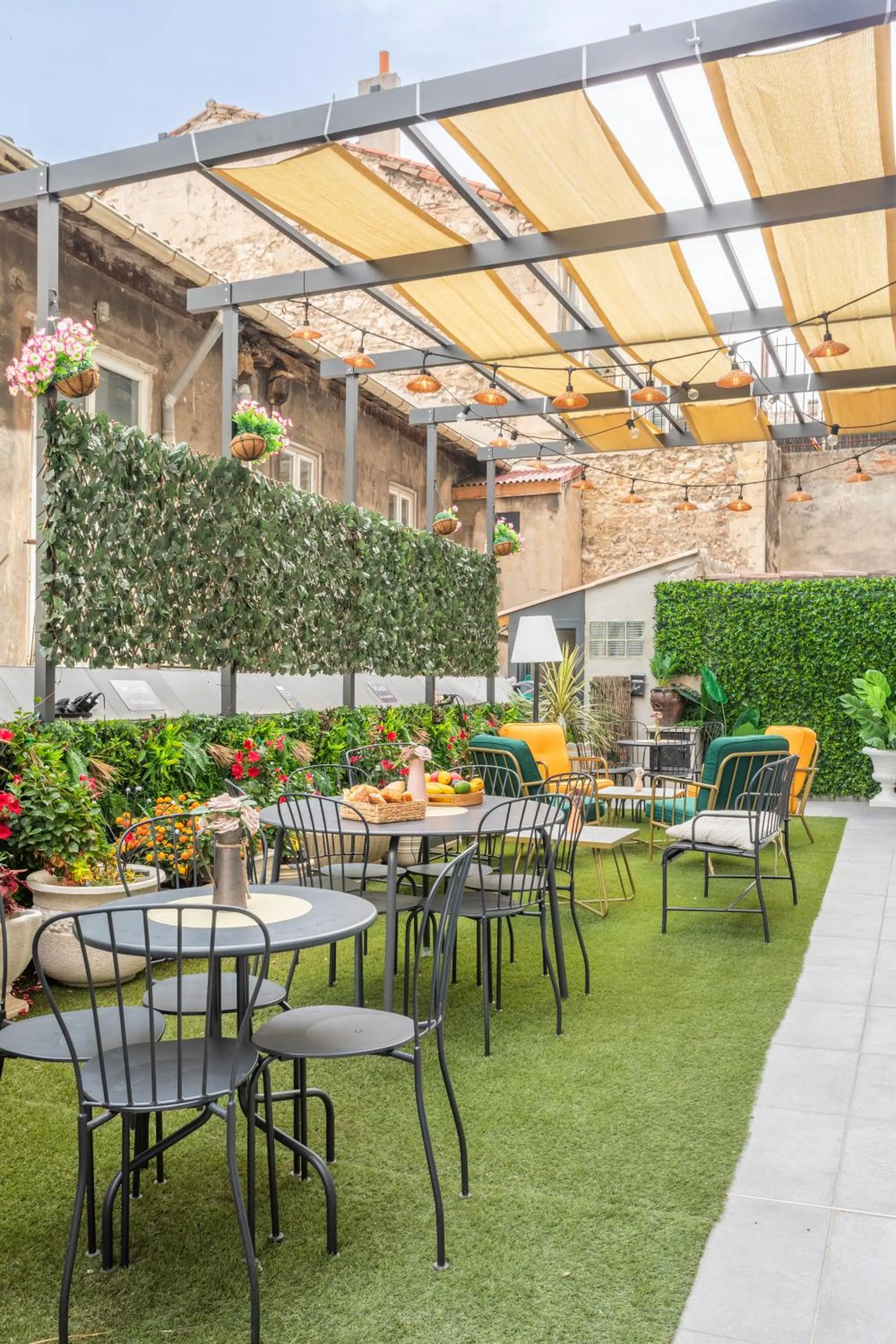 Property building in ADIRA Marseille Montgrand 2 étoiles