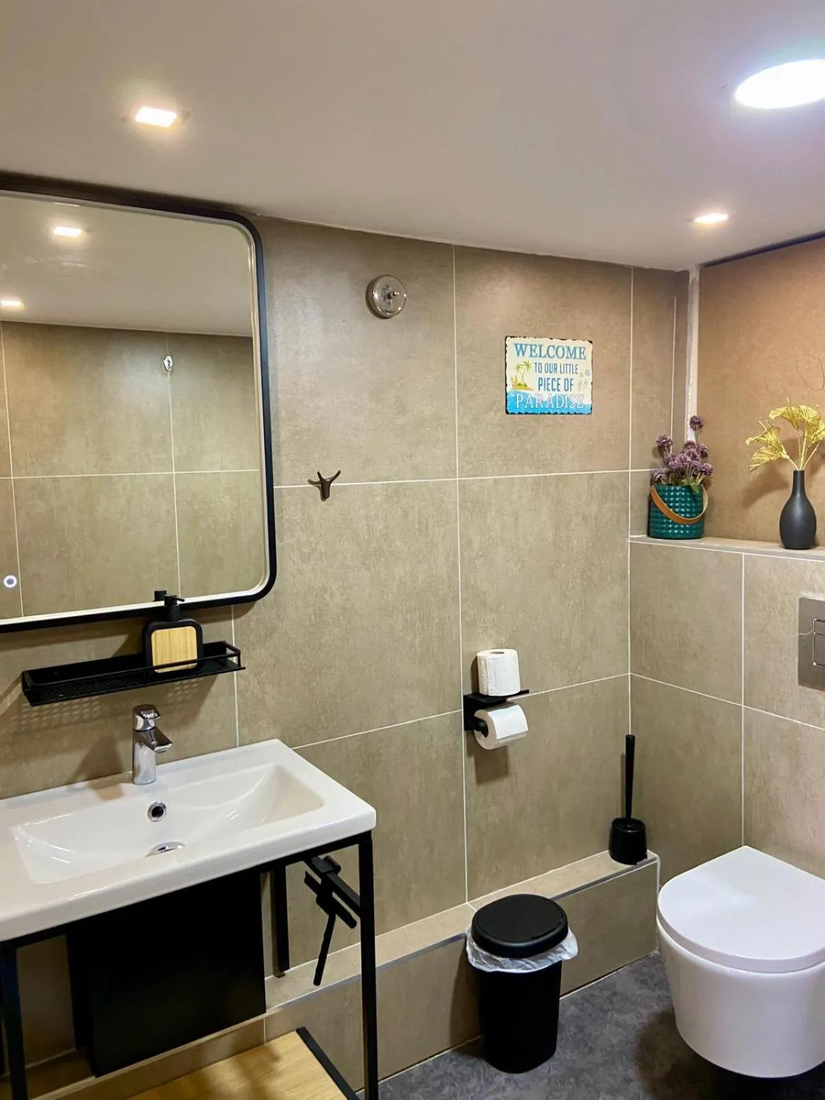 Shower in ADIRA Marseille Montgrand 2 étoiles