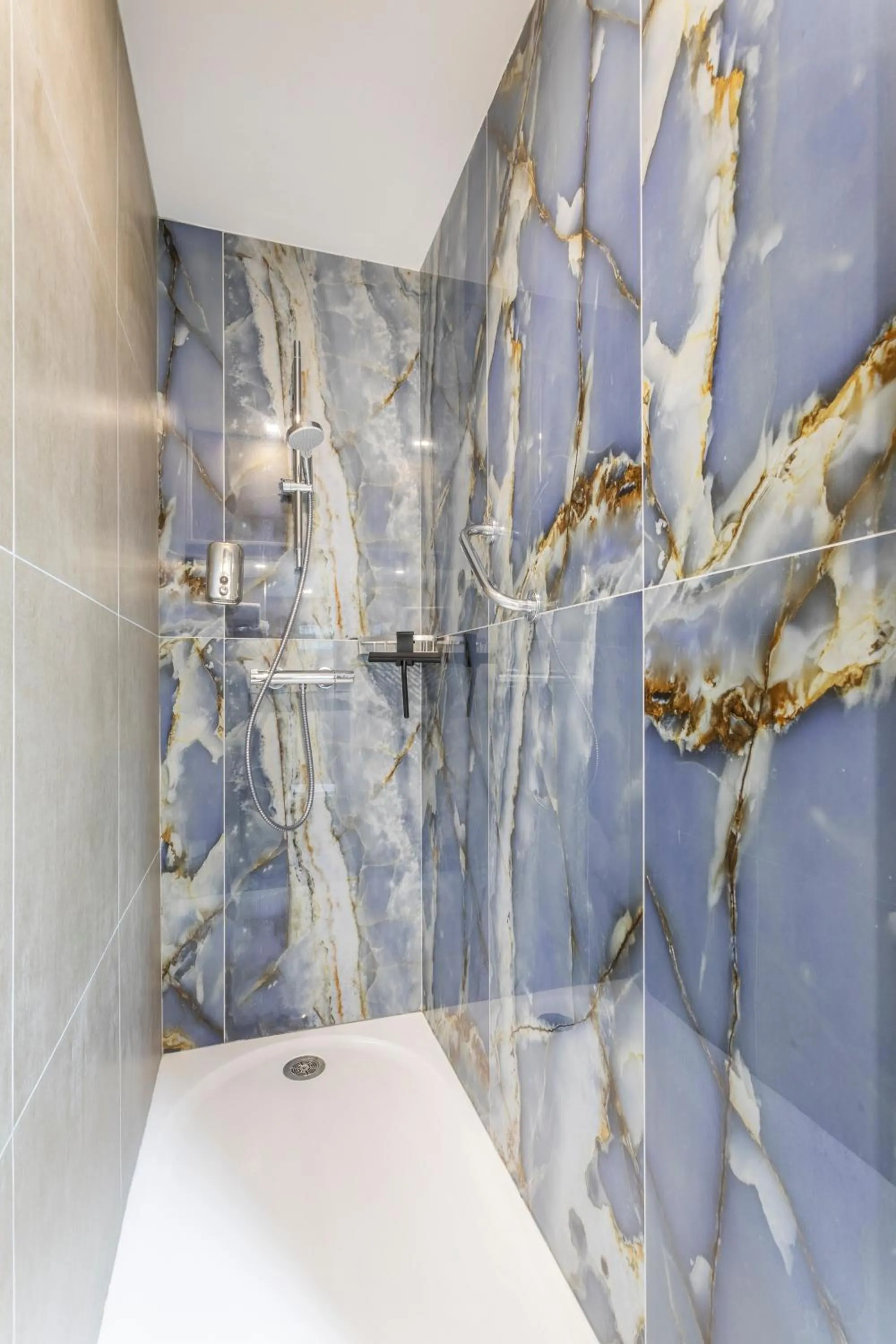 Shower in ADIRA Marseille Montgrand 2 étoiles